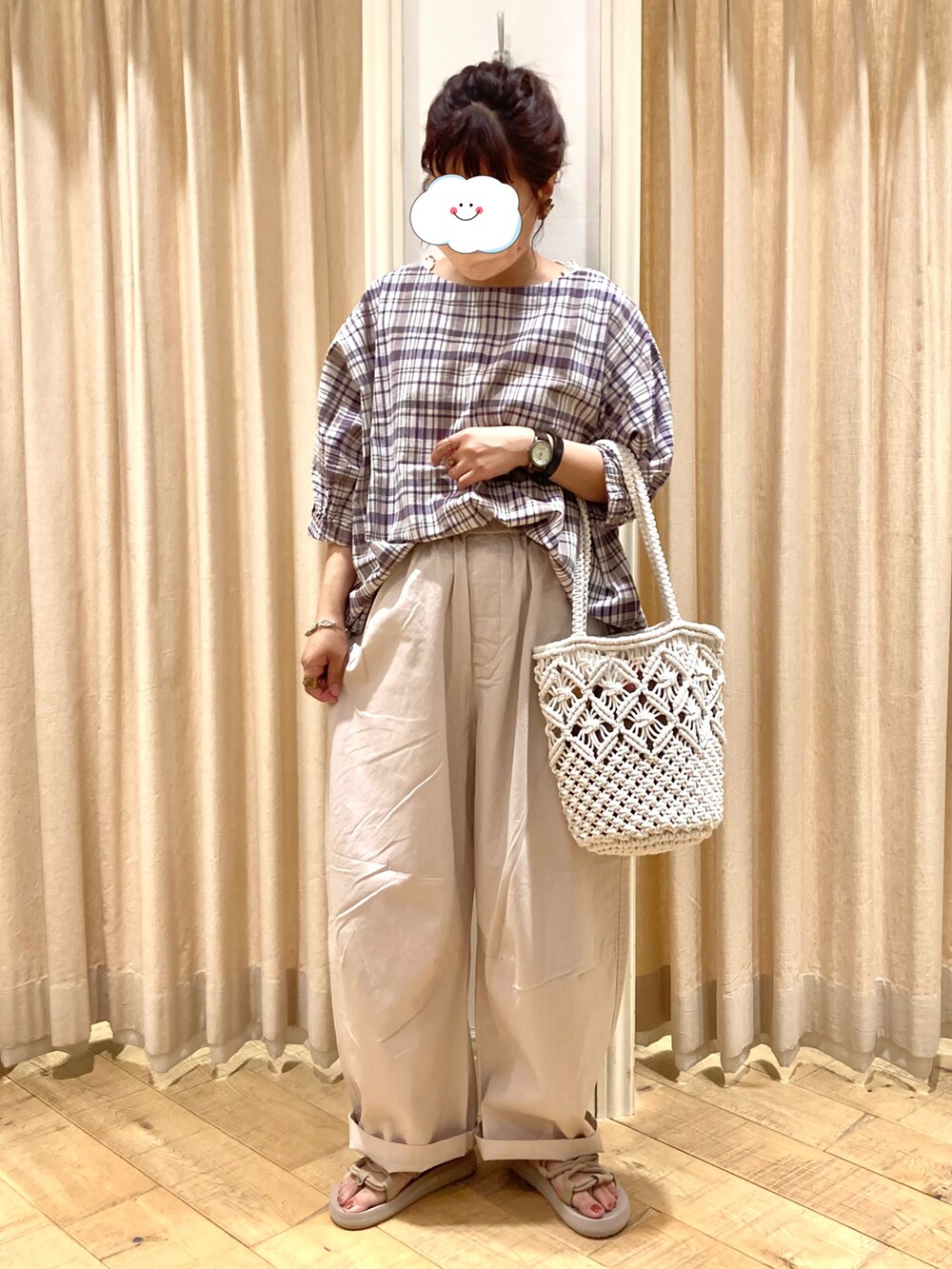 パープル系のシャツ/ブラウス、ピンク系のその他パンツ、ベージュ系のTシャツ/カットソーを着用したレディースの夏コーディネートの2枚目の写真