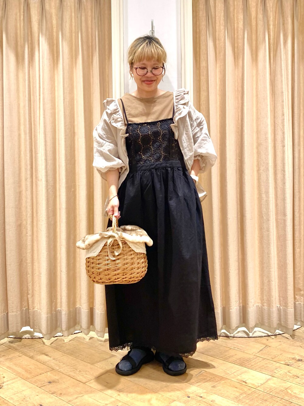 ブラック系のワンピース、ベージュ系のシャツ/ブラウス、ベージュ系のバッグを着用したレディースの秋コーディネートの2枚目の写真