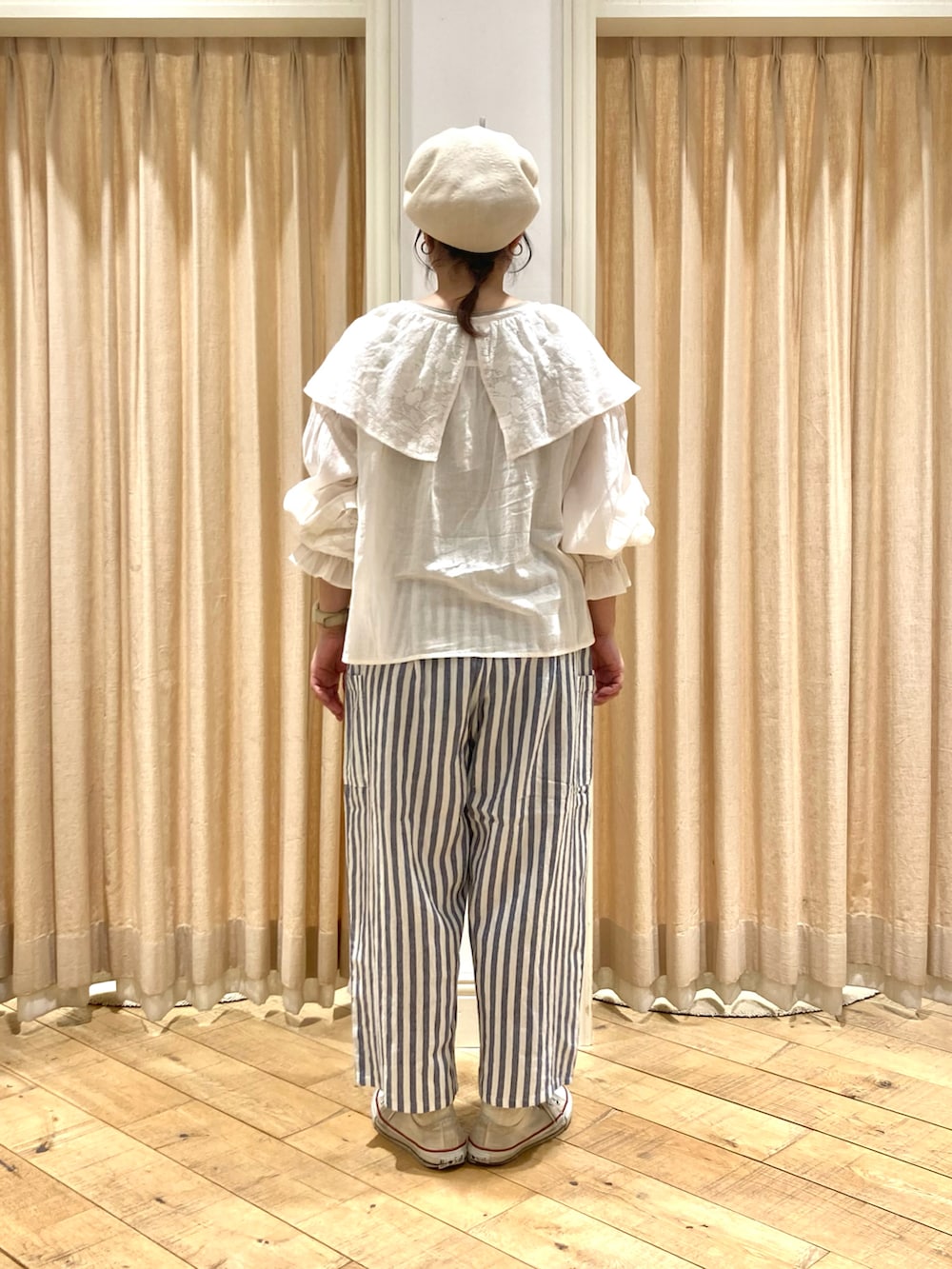 ホワイト系のシャツ/ブラウス、ブルー系のその他パンツ、ホワイト系のハットを着用したレディースの春コーディネートの3枚目の写真