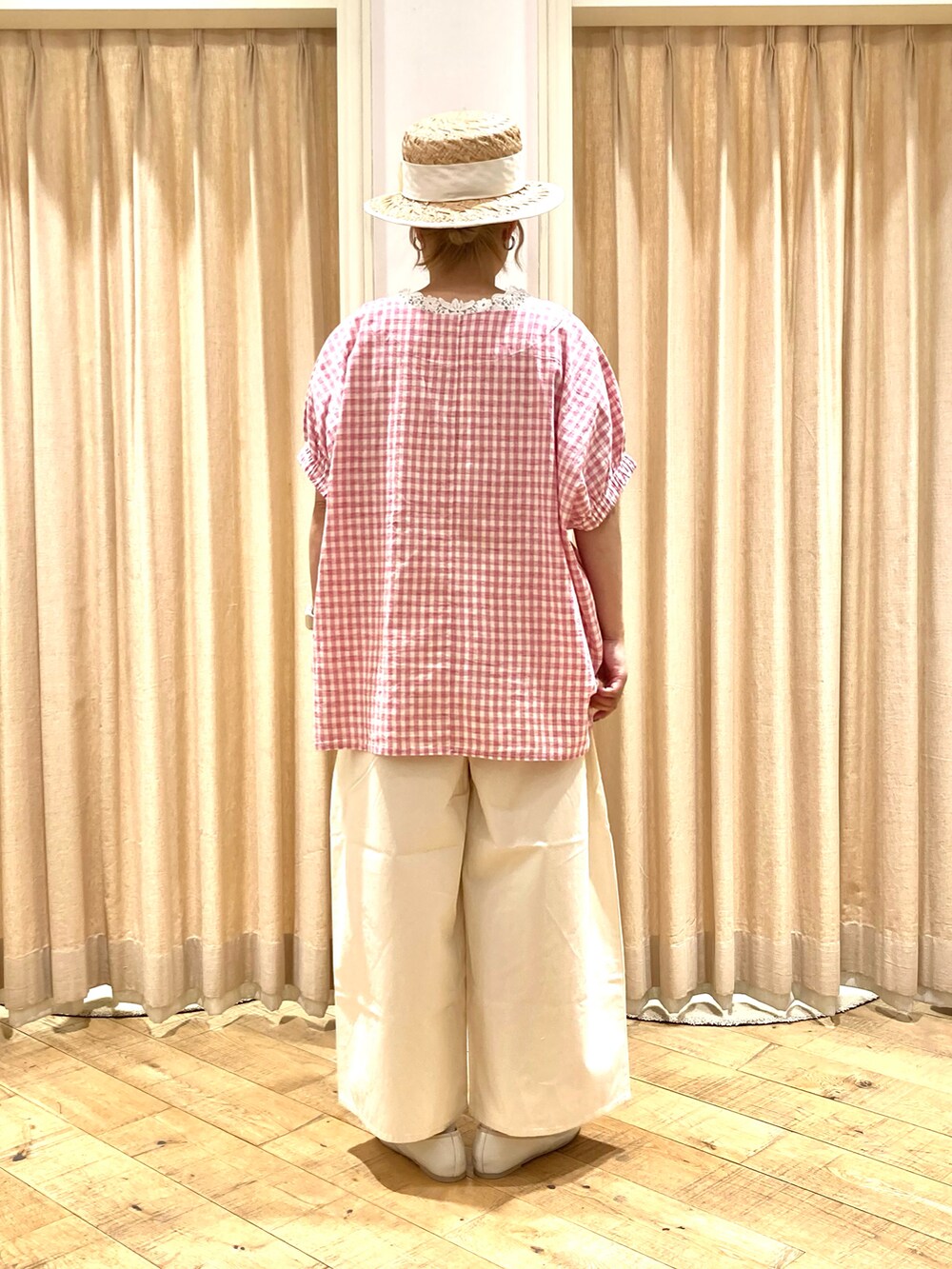 ピンク系のシャツ/ブラウス、ホワイト系のその他パンツ、ホワイト系のタンクトップを着用したレディースの夏コーディネートの4枚目の写真