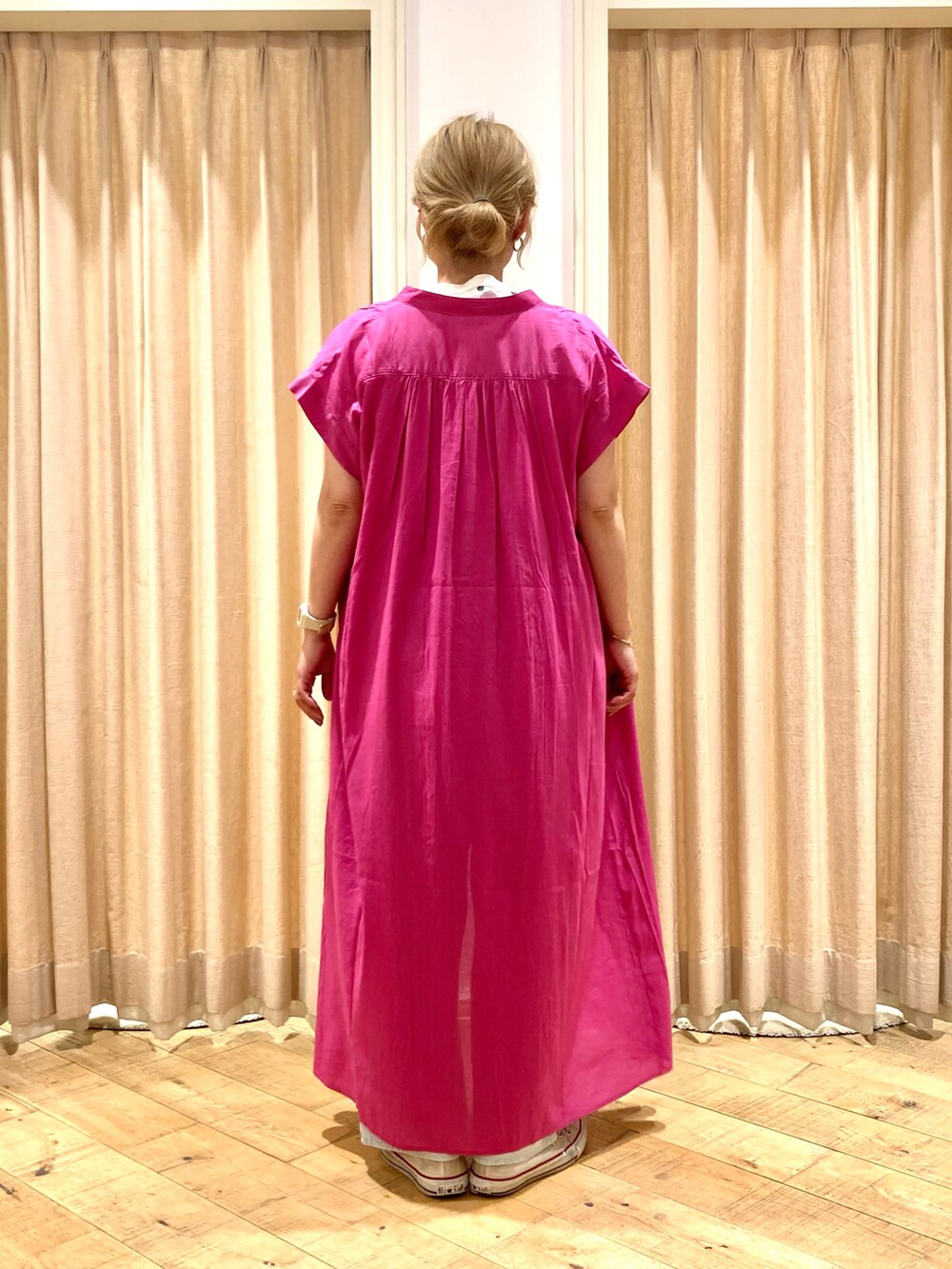 ピンク系のワンピース、ホワイト系のTシャツ/カットソー、ブルー系のその他パンツを着用したレディースの夏コーディネートの4枚目の写真