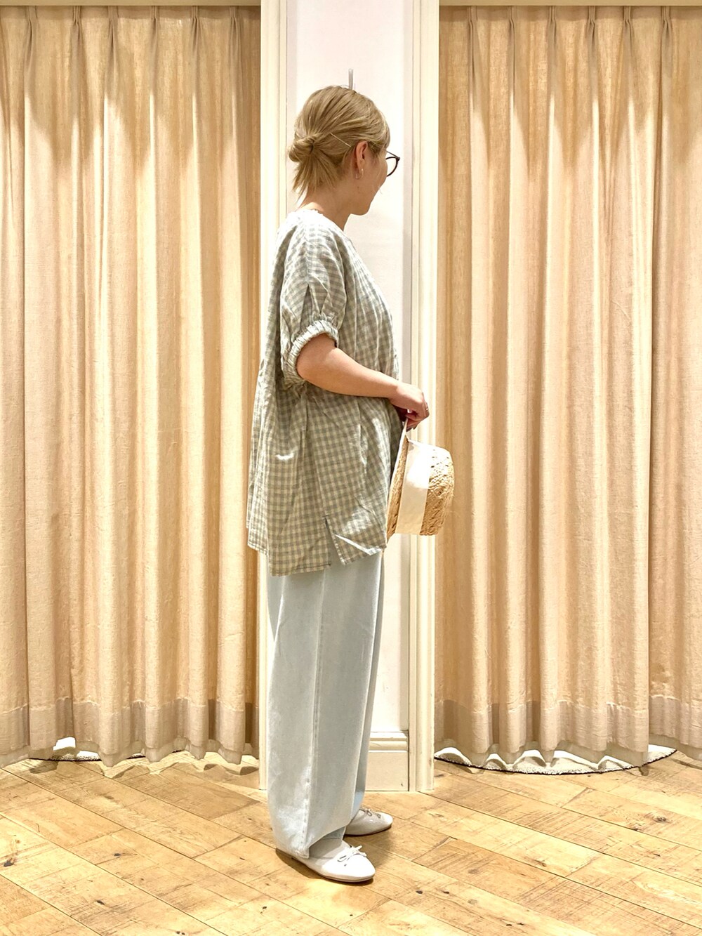 グリーン系のシャツ/ブラウス、ブルー系のその他パンツ、ホワイト系のタンクトップを着用したレディースの夏コーディネートの4枚目の写真