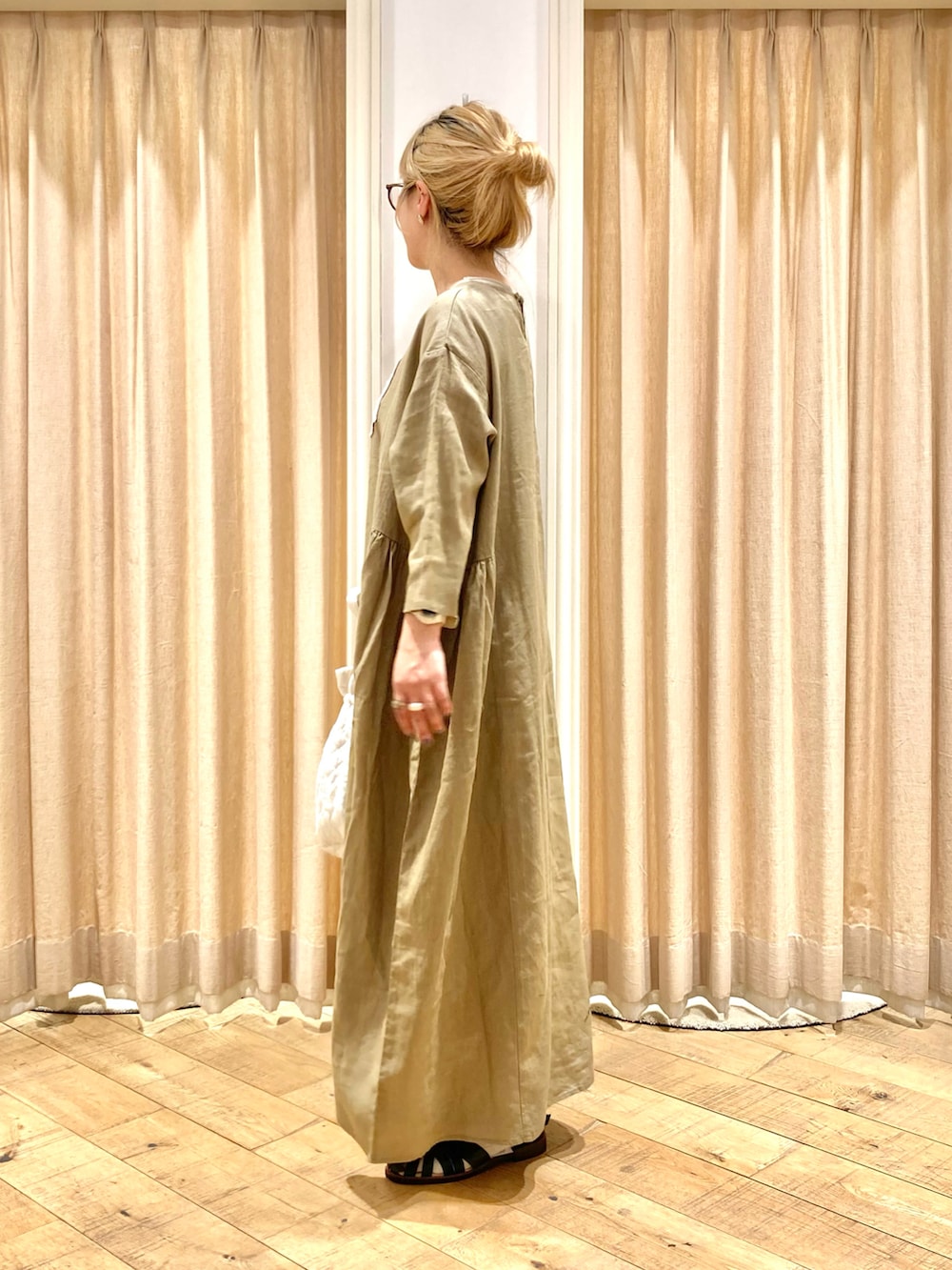 「TSUHARU by Samansa Mos2、ワンピース、リネン、リネンワンピース、ナチュラル、サンダル、巾着バッグ」｜「TSUHARU by Samansa Mos2のモノグラム刺繍パーツレースワンピース（ワンピース、イエロー系）」を使った、muttyさん（レディース・152cm）の夏コーディネートの3枚目の写真