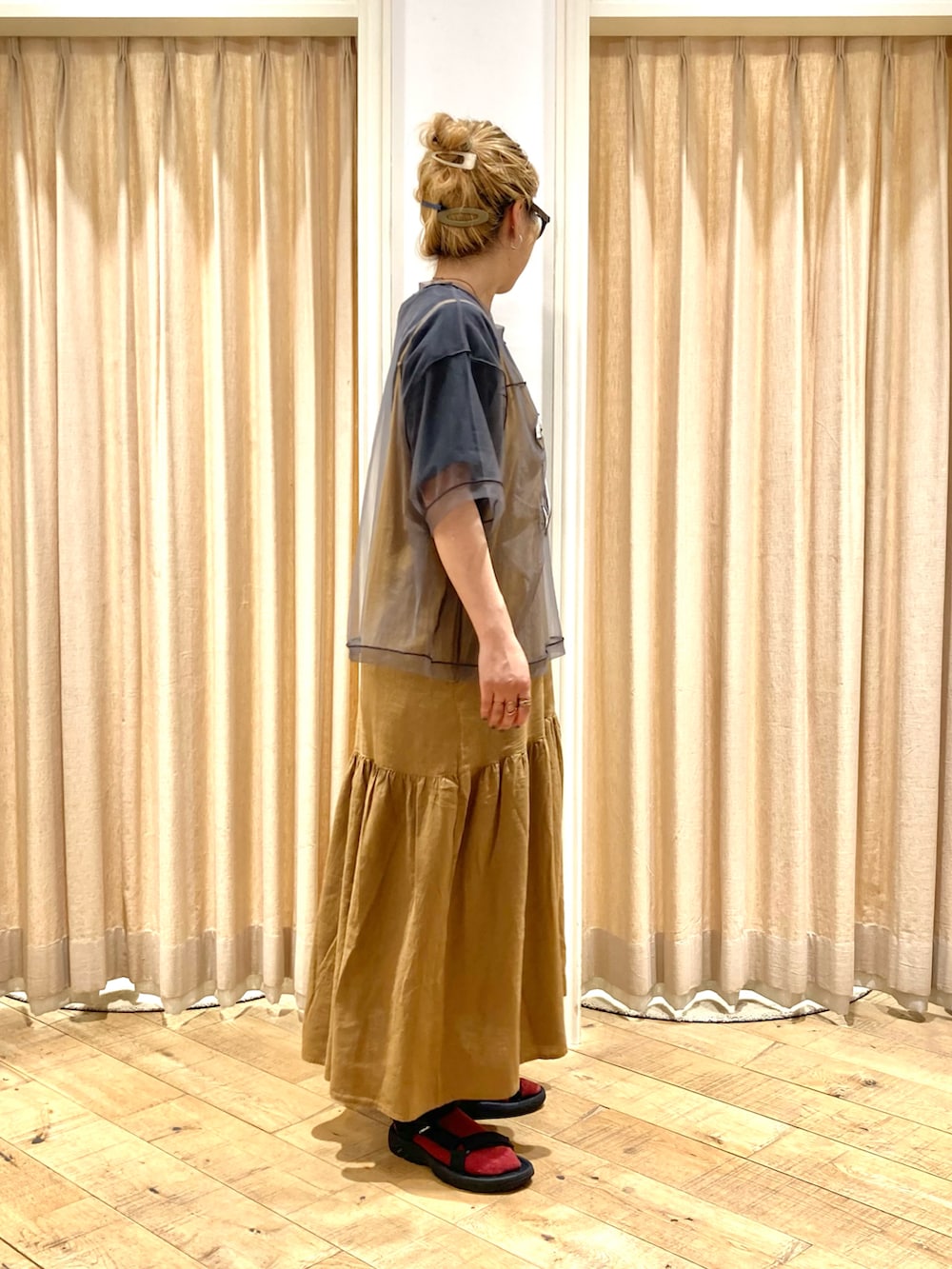 「Samansa Mos2、ティアードワンピース、キャミワンピ、ナンバーTシャツ、シアートップス、カジュアルガーリー、夏コーデ」｜「Samansa Mos2の2枚セットナンバリングシアーTシャツ（Tシャツ/カットソー、グレー系）」を使った、muttyさん（レディース・152cm）の夏コーディネートの4枚目の写真