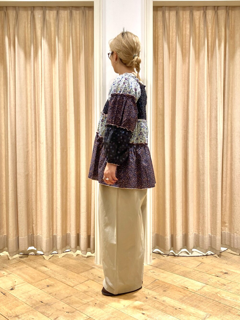 ブラック系のシャツ/ブラウス、ベージュ系のパンツ、ブラウン系のドレスシューズを着用したレディースの秋コーディネートの3枚目の写真