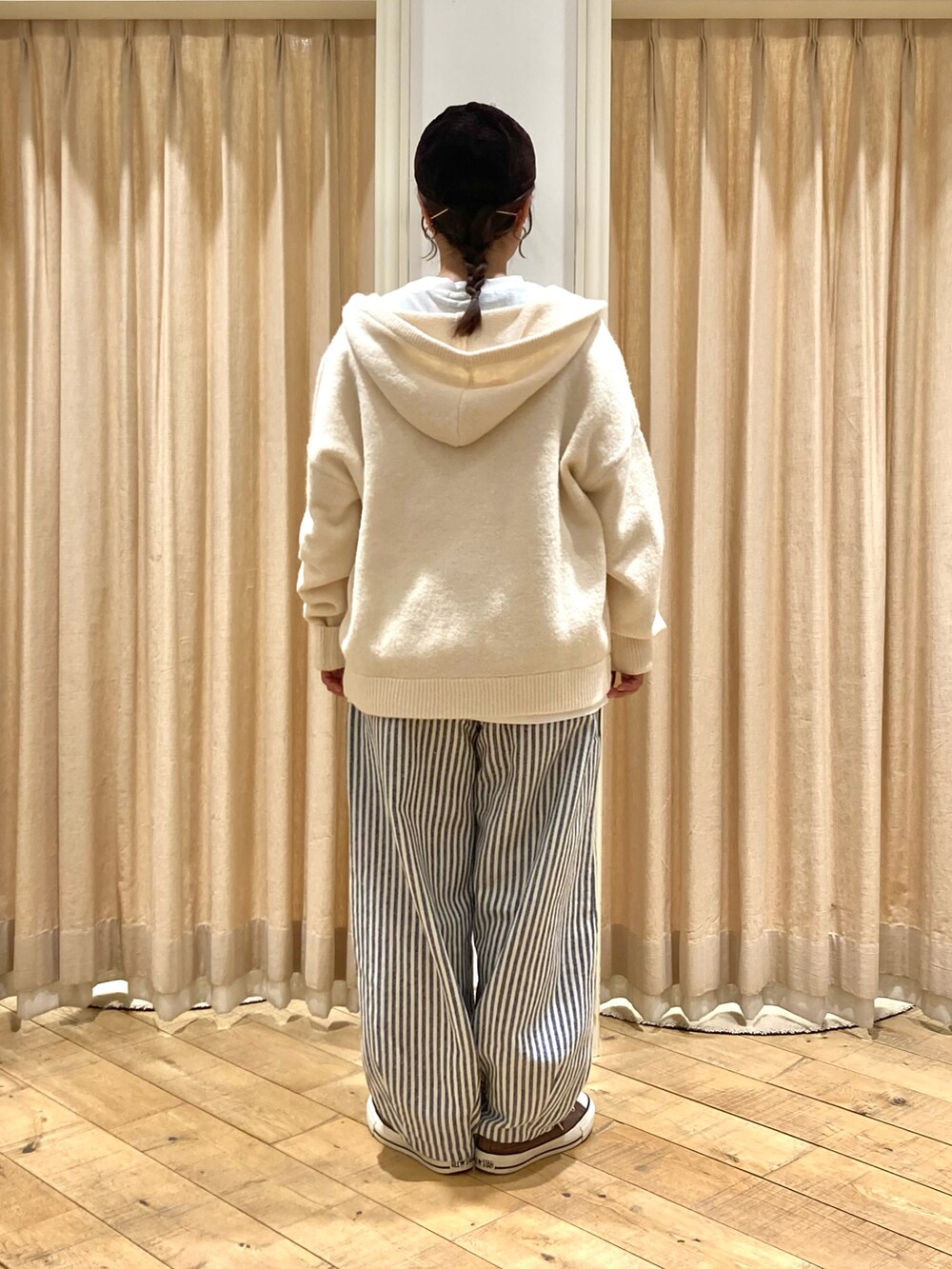 「Samansa Mos2、ニットパーカー、ストライプパンツ、ロゴT」｜「Samansa Mos2の【M/Lサイズ】ツイル裾ダーツパンツ（その他パンツ、ブルー系）」を使った、muttyさん（レディース・152cm）の冬コーディネートの3枚目の写真