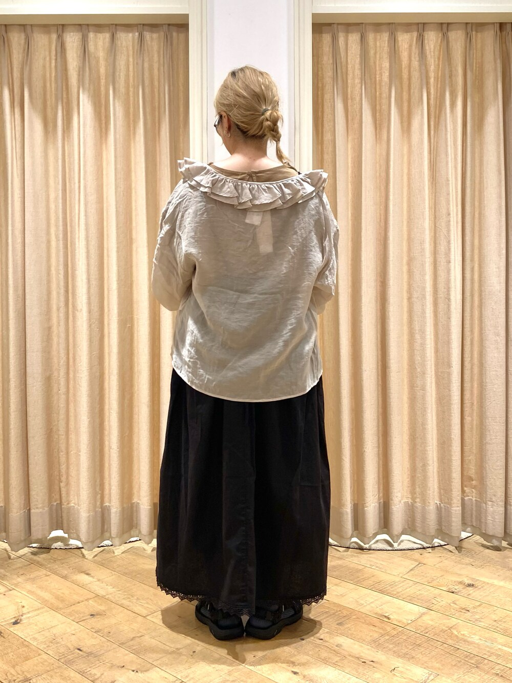 ブラック系のワンピース、ベージュ系のシャツ/ブラウス、ベージュ系のバッグを着用したレディースの秋コーディネートの5枚目の写真