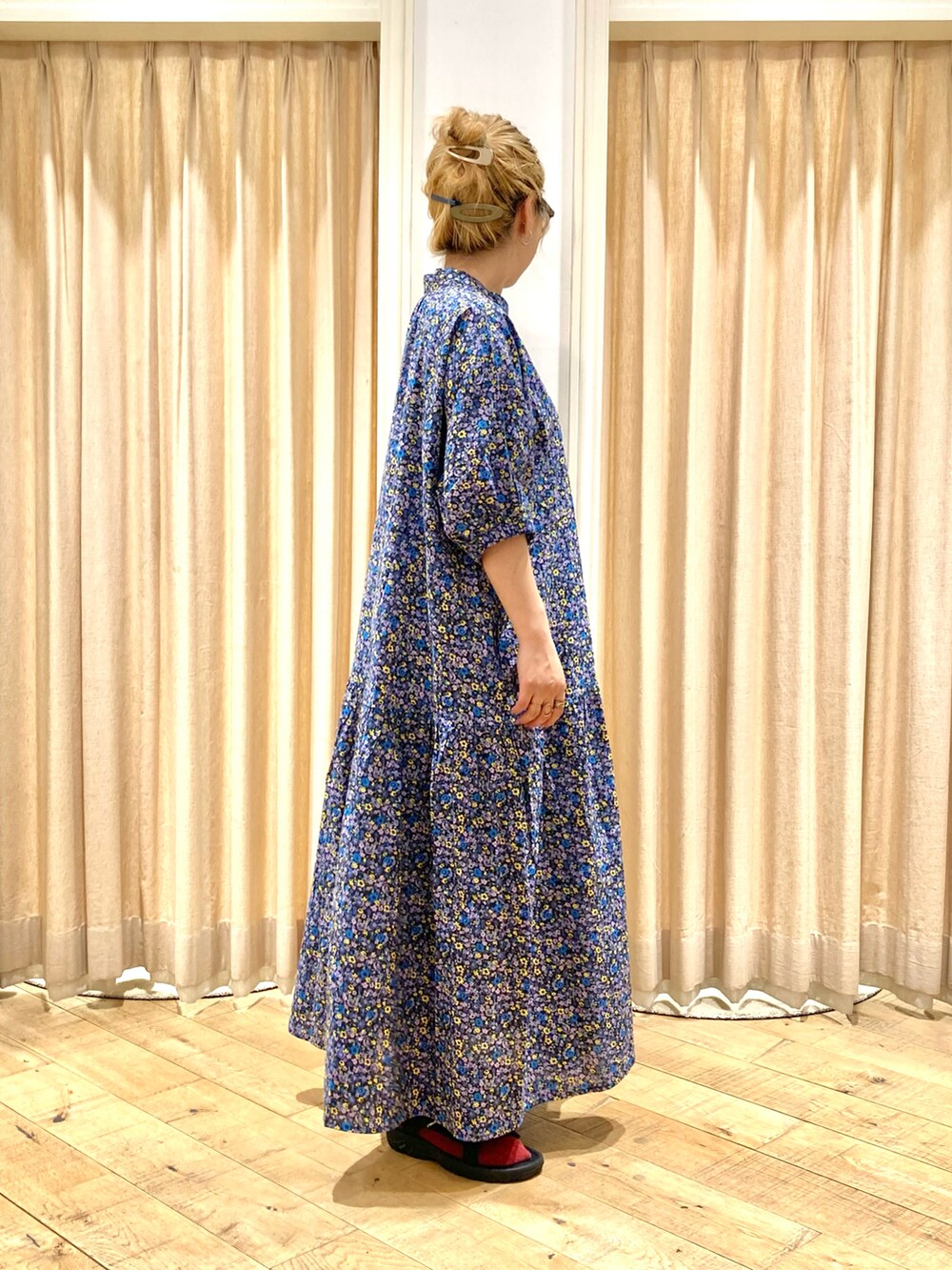 「Samansa Mos2、ティアードワンピース、小花柄、小花柄ワンピース、ナチュラルガーリー、ナチュラル、楽チンコーデ、大人ガーリー」｜「Samansa Mos2の【接触冷感】柄アソートティアードワンピース（ワンピース、グレー系）」を使った、muttyさん（レディース・152cm）の夏コーディネートの5枚目の写真