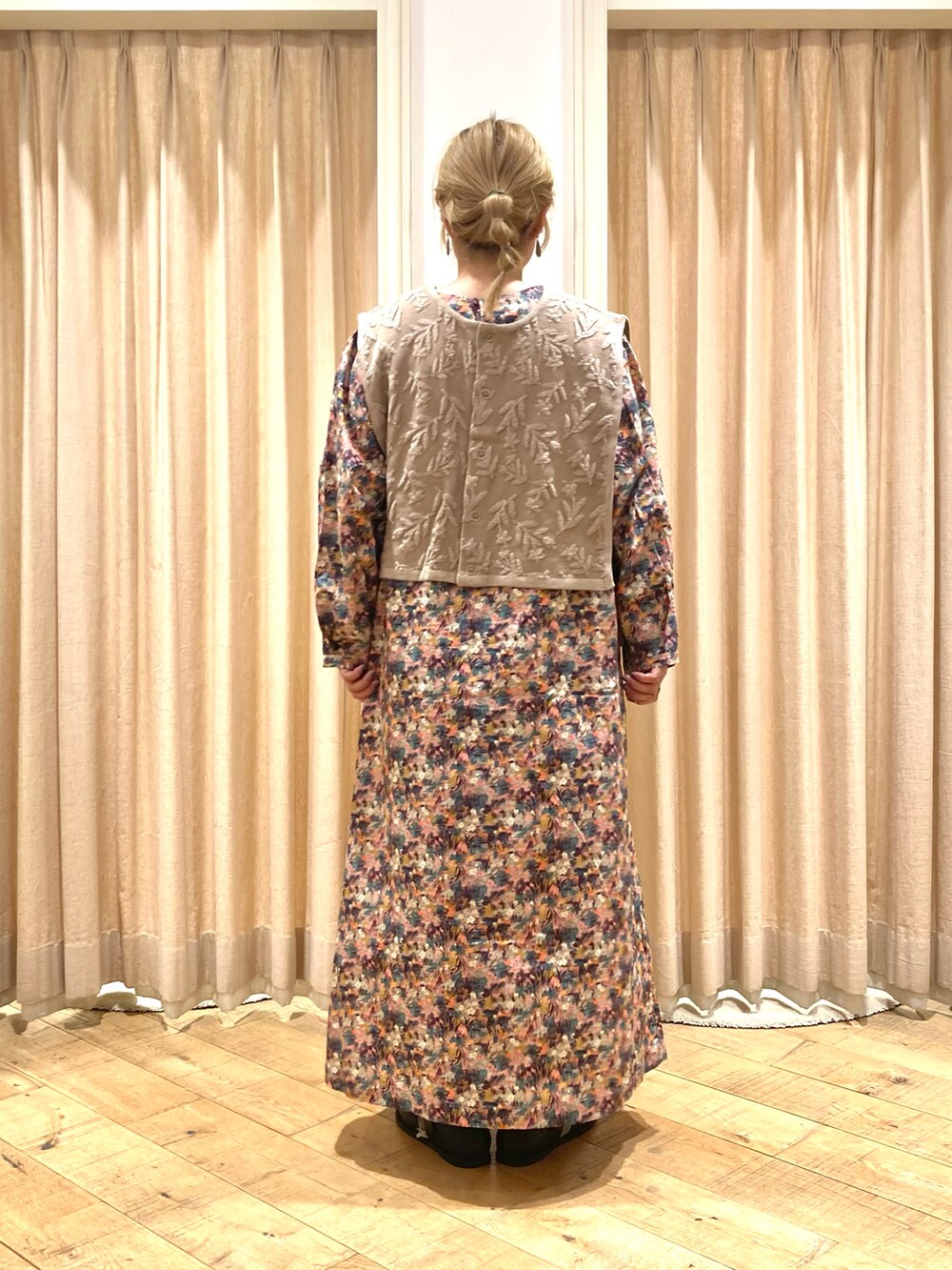 ピンク系のワンピース、ベージュ系のベスト、ブラック系のドレスシューズを着用したレディースの夏コーディネートの4枚目の写真