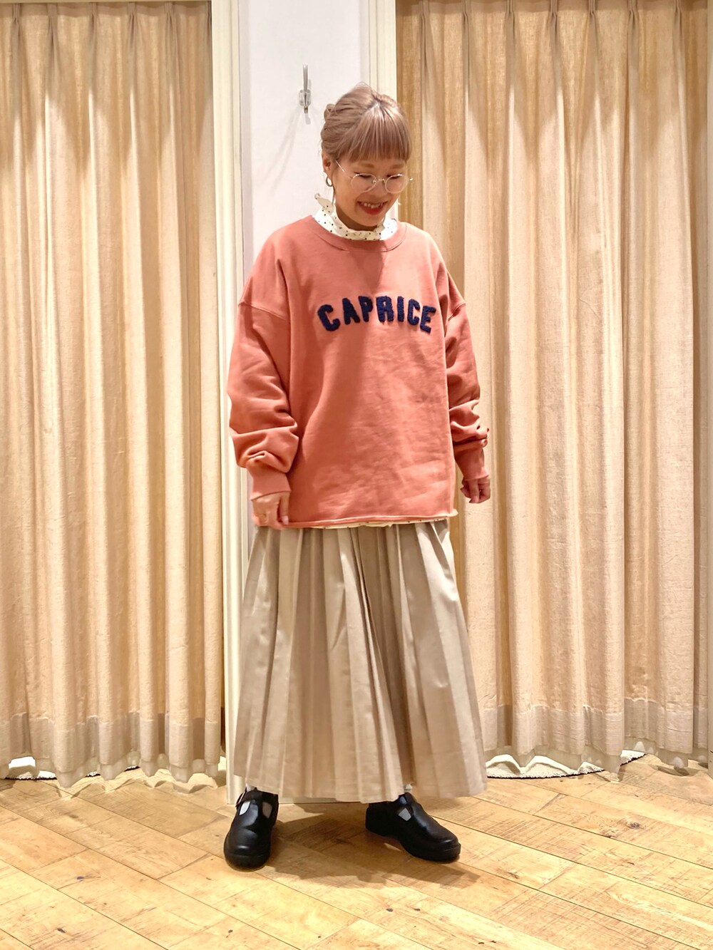 ピンク系のTシャツ/カットソー、ホワイト系のシャツ/ブラウス、ブラウン系のスカートを着用したレディースの秋コーディネートの2枚目の写真