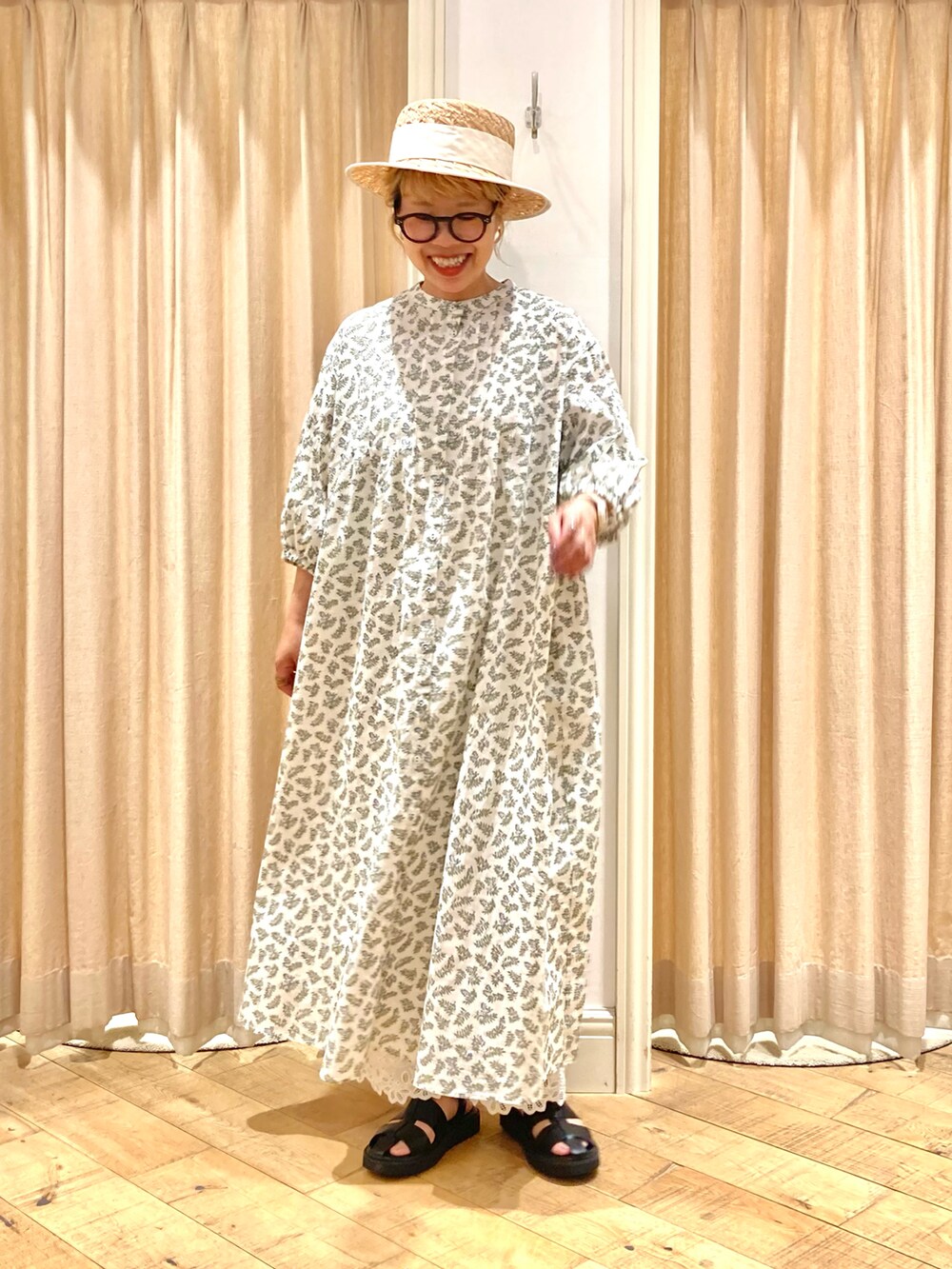 ホワイト系のワンピース、ホワイト系のノーカラージャケット、ホワイト系のハンドバッグを着用したレディースの夏コーディネートの2枚目の写真