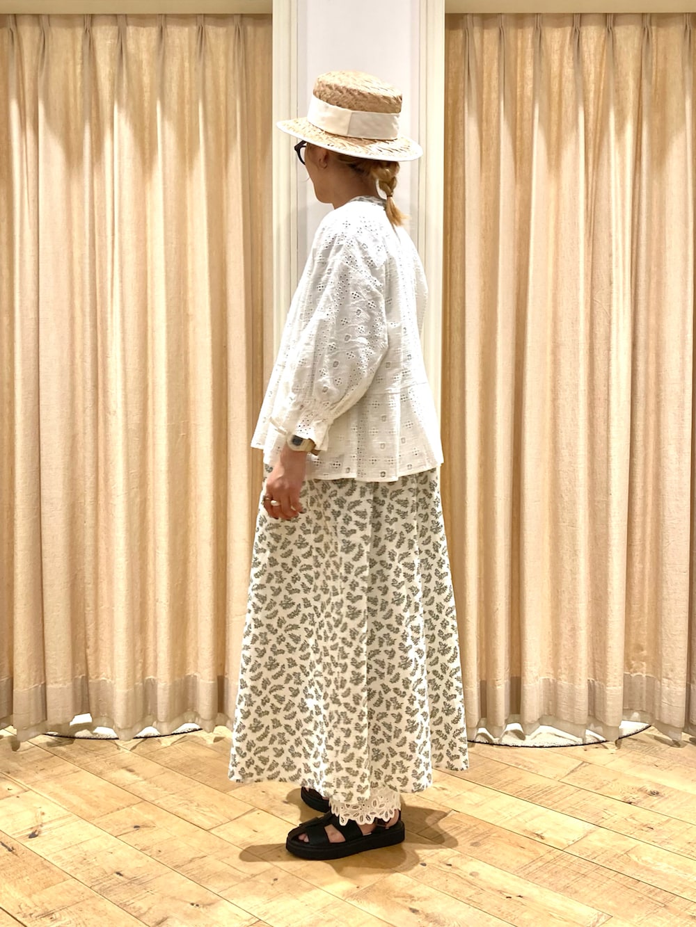 ホワイト系のワンピース、ホワイト系のノーカラージャケット、ホワイト系のハンドバッグを着用したレディースの夏コーディネートの3枚目の写真