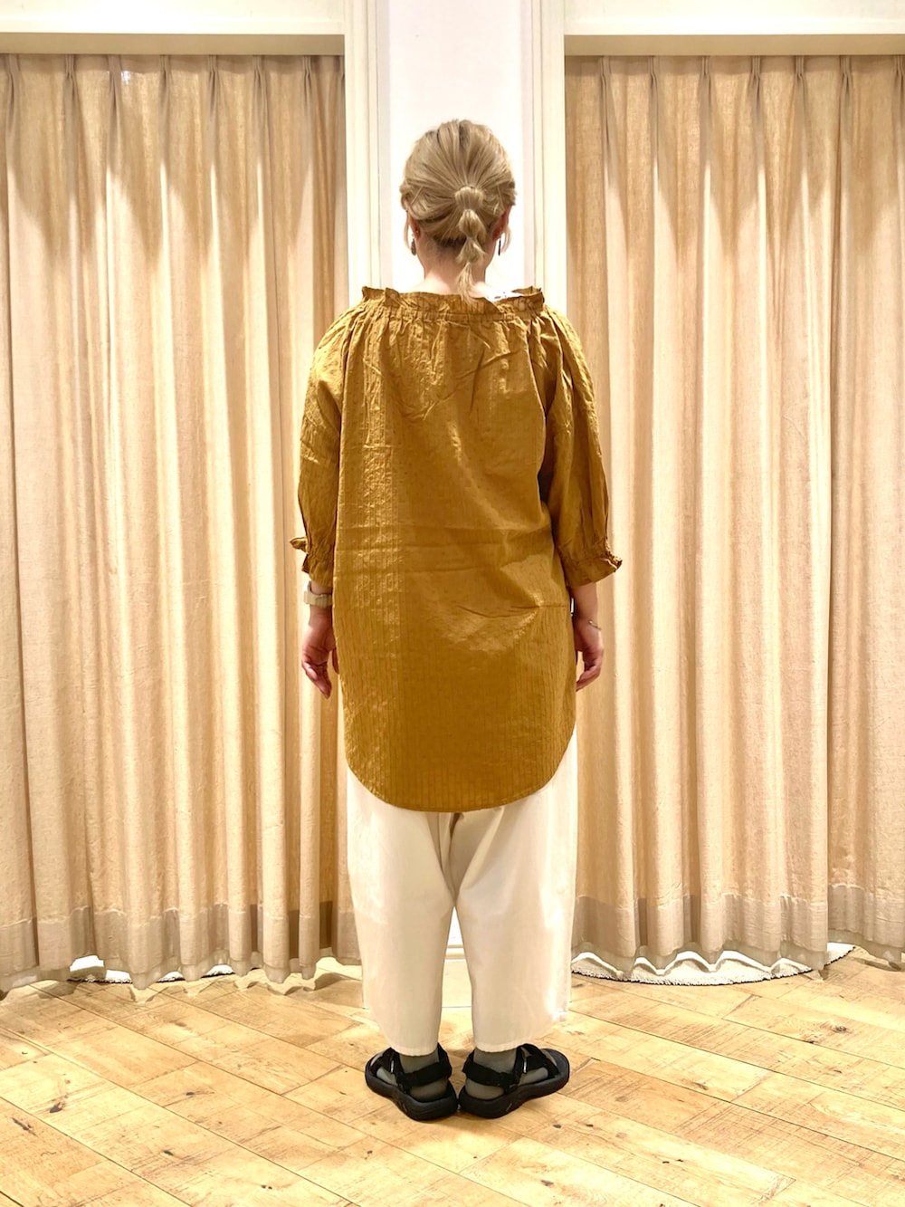 イエロー系のシャツ/ブラウス、ホワイト系のその他パンツ、ホワイト系のタンクトップを着用したレディースの夏コーディネートの4枚目の写真