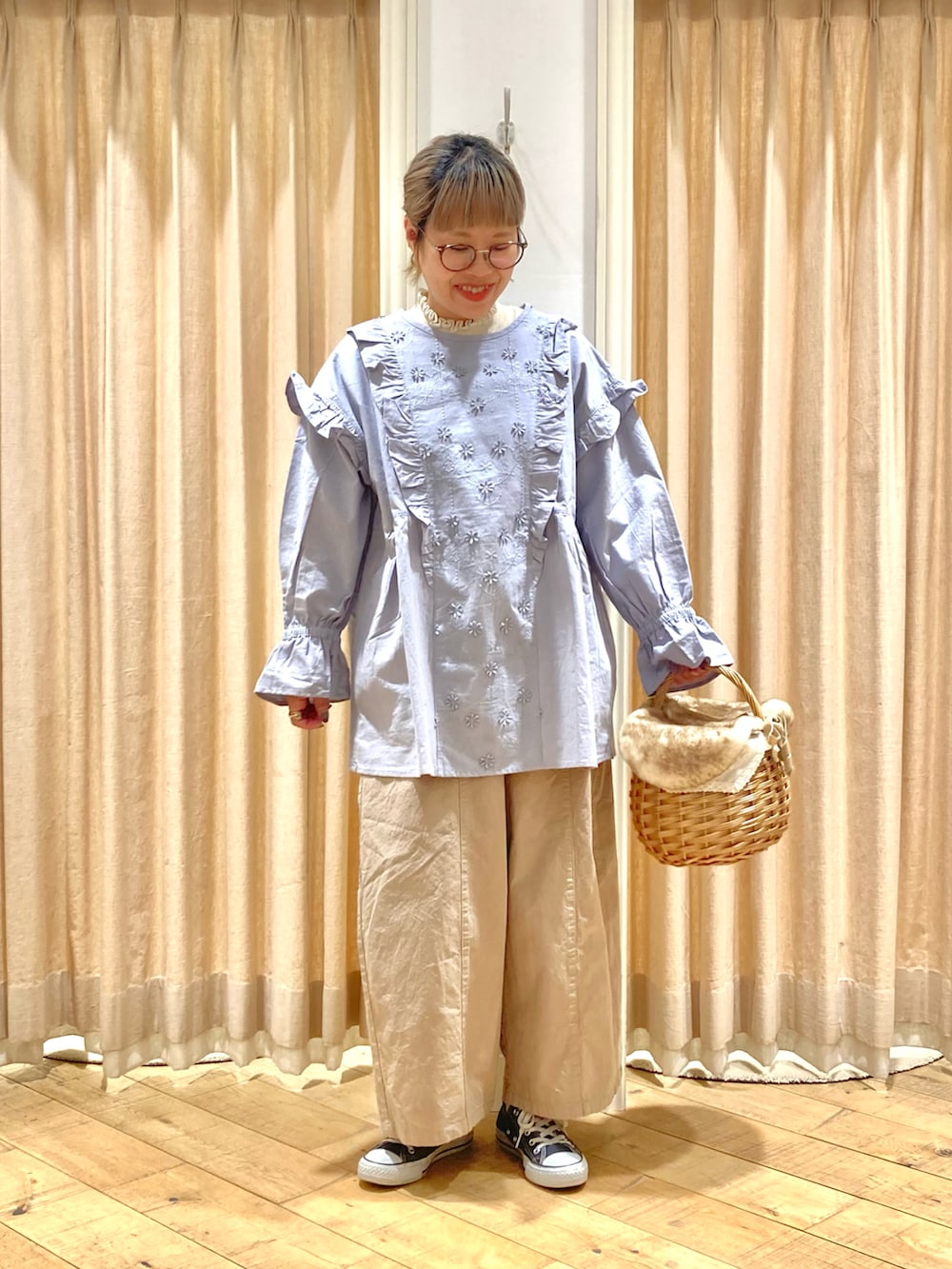 「Samansa Mos2、チュニック、花刺繍、3Ｄフラワー、サックスブルー、フリルトップス、ゆるパンツ」｜「Samansa Mos2の3D刺繍フリルチュニック（チュニック、ブルー系）」を使った、muttyさん（レディース・152cm）の冬コーディネートの2枚目の写真