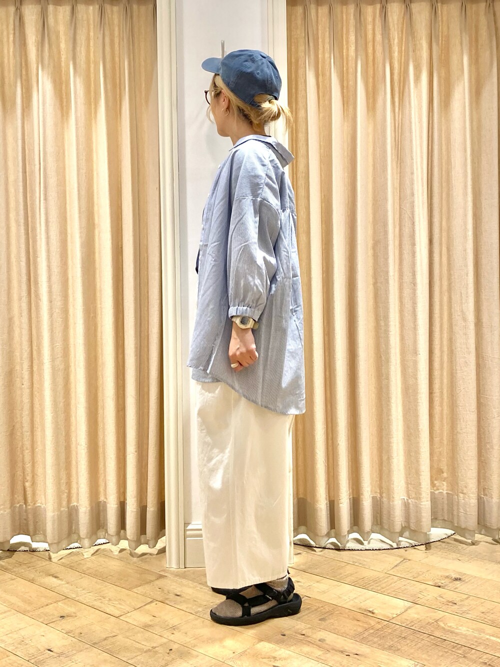 ブルー系のシャツ/ブラウス、ブルー系のTシャツ/カットソー、ホワイト系のその他パンツを着用したレディースの夏コーディネートの2枚目の写真