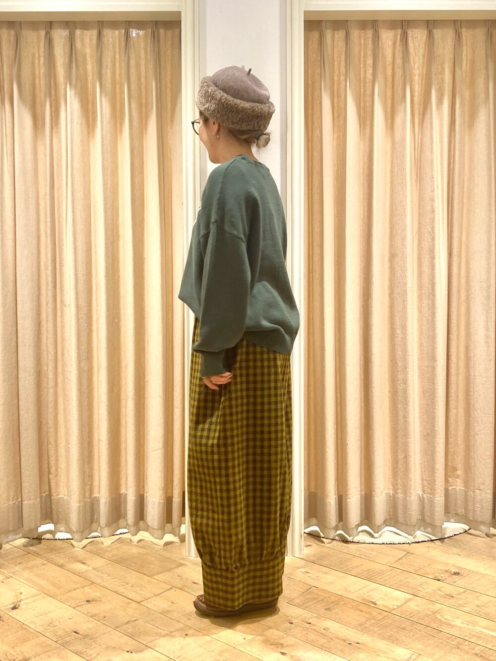 「Samansa Mos2、ロゴニット、ワイドパンツ、ギンガムチェック」｜「Samansa Mos2のロゴ刺繍ニット（ニット/セーター、グリーン系）」を使った、muttyさん（レディース・152cm）の冬コーディネートの3枚目の写真