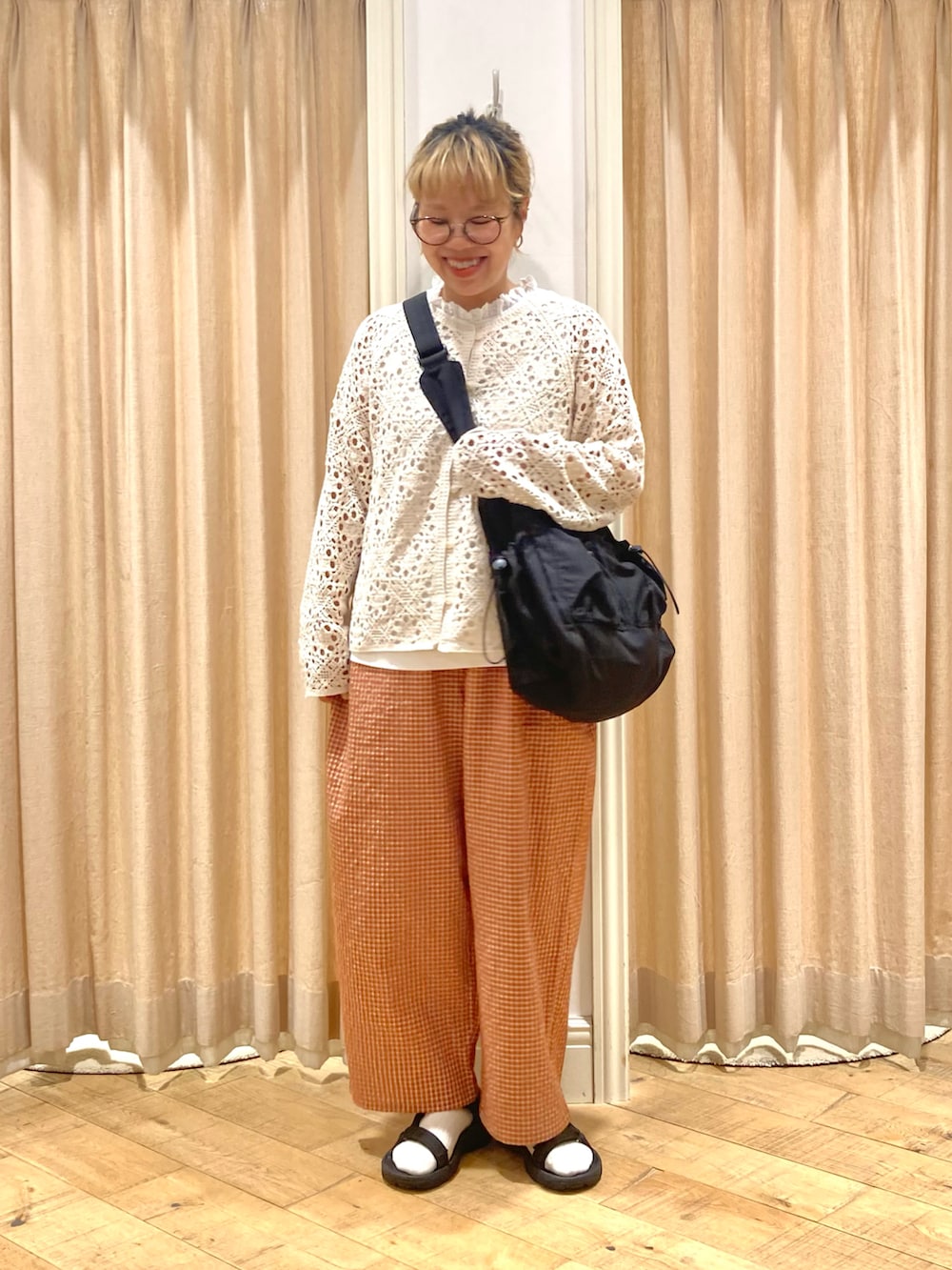 ホワイト系のカーディガン/ボレロ、ホワイト系のTシャツ/カットソー、オレンジ系のその他パンツを着用したレディースの秋コーディネートの2枚目の写真