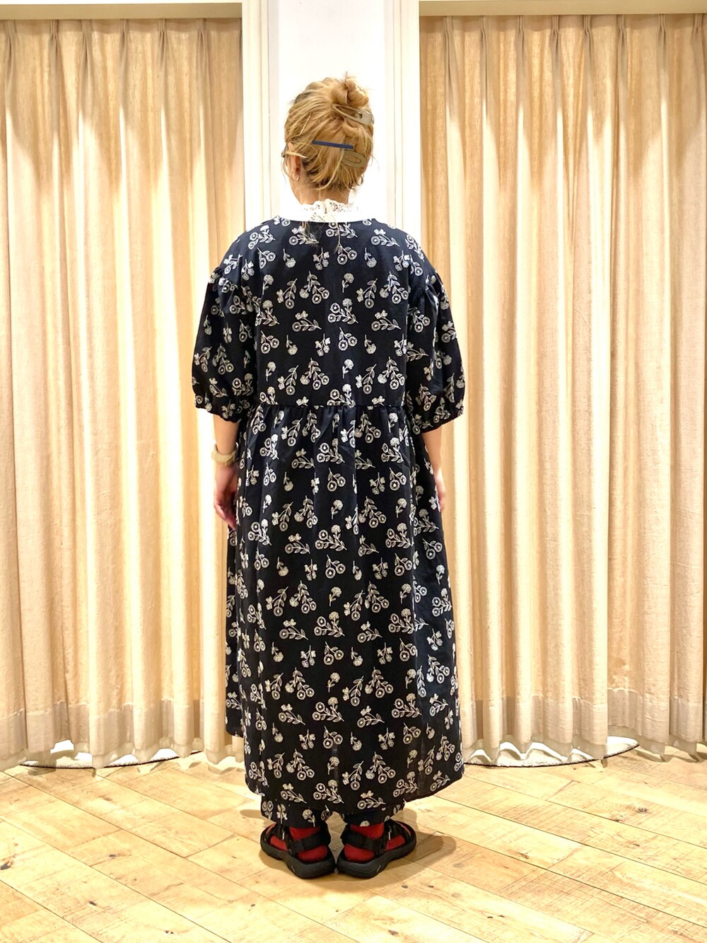 ブラック系のワンピース、ブラック系のその他パンツ、ホワイト系のTシャツ/カットソーを着用したレディースの夏コーディネートの4枚目の写真
