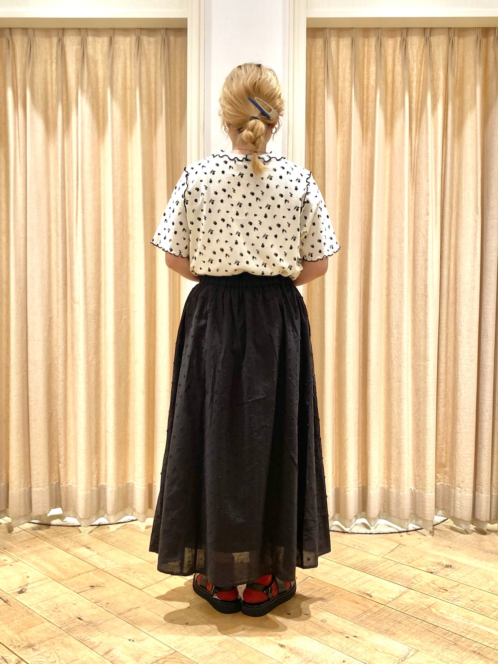 「Samansa Mos2、メロートップス、花柄、花柄トップス、スカート、モノトーンコーデ、グルカサンダル、ナチュラルガーリー」｜「Samansa Mos2のアイテム（トップス、ホワイト系）」を使った、muttyさん（レディース・152cm）の夏コーディネートの4枚目の写真