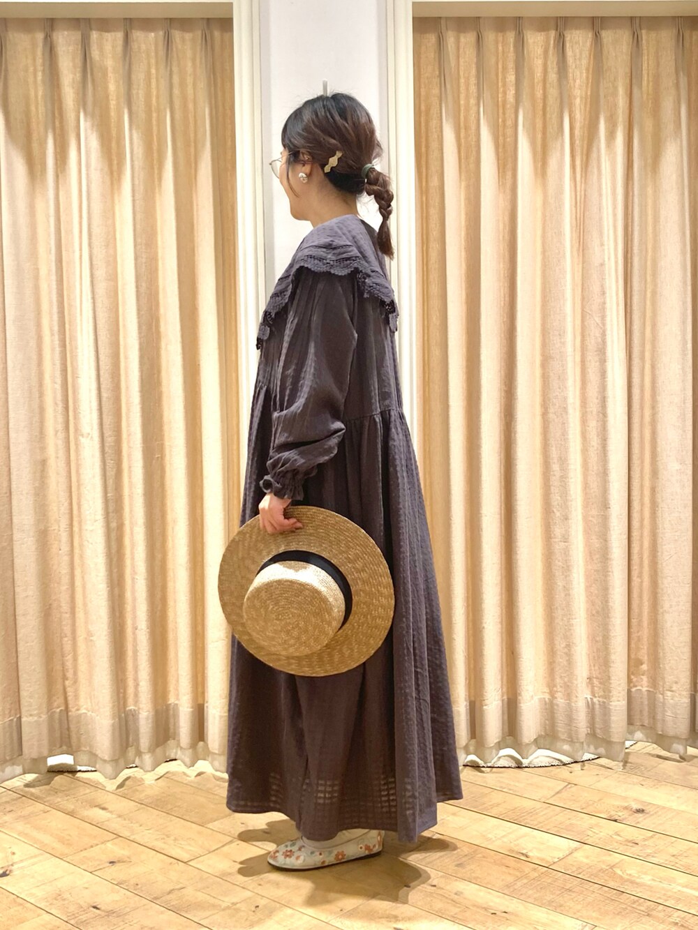 ブラック系のワンピース/ドレス、ベージュ系のドレスシューズ、ブラウン系のハットを着用したレディースの春コーディネートの3枚目の写真