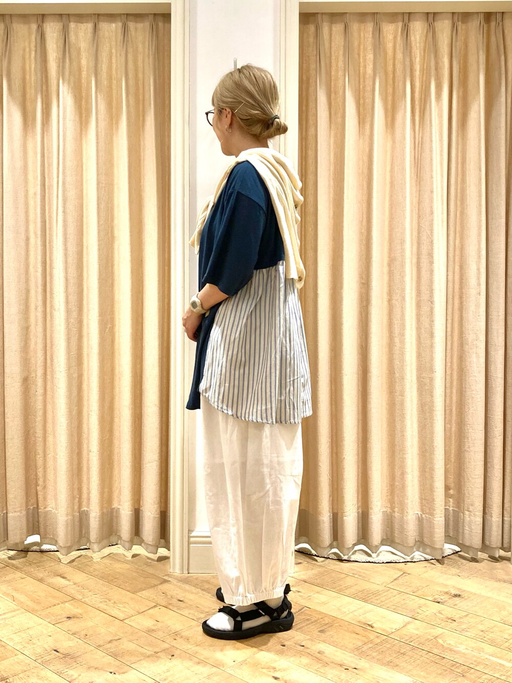 グリーン系のTシャツ/カットソー、ホワイト系のその他パンツを着用したレディースの夏コーディネートの2枚目の写真