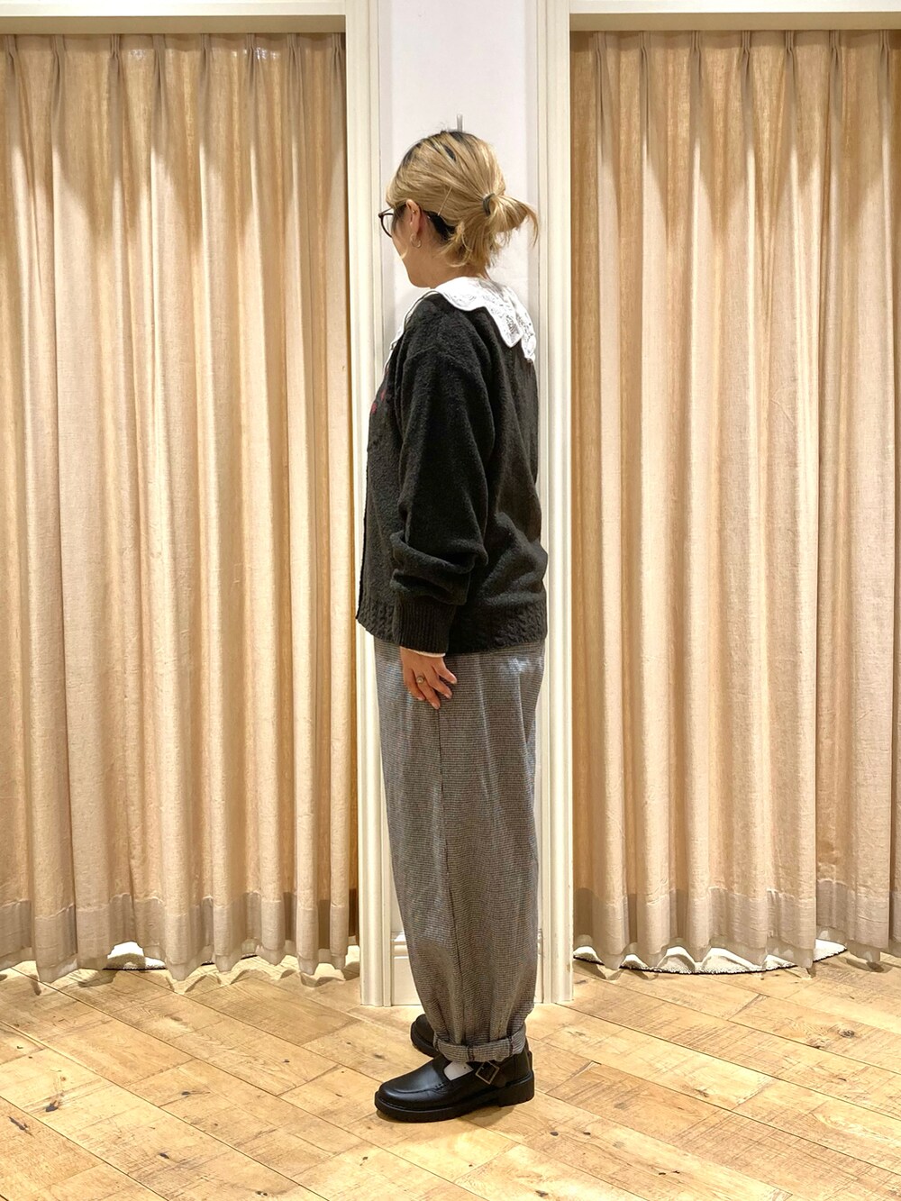 「Samansa Mos2、フリルブラウス、つけ襟、ニットカーディガン、刺繍」｜「Samansa Mos2のメッシュ刺繍襟取り外しブラウス（シャツ/ブラウス、ホワイト系）」を使った、muttyさん（レディース・152cm）の秋コーディネートの3枚目の写真