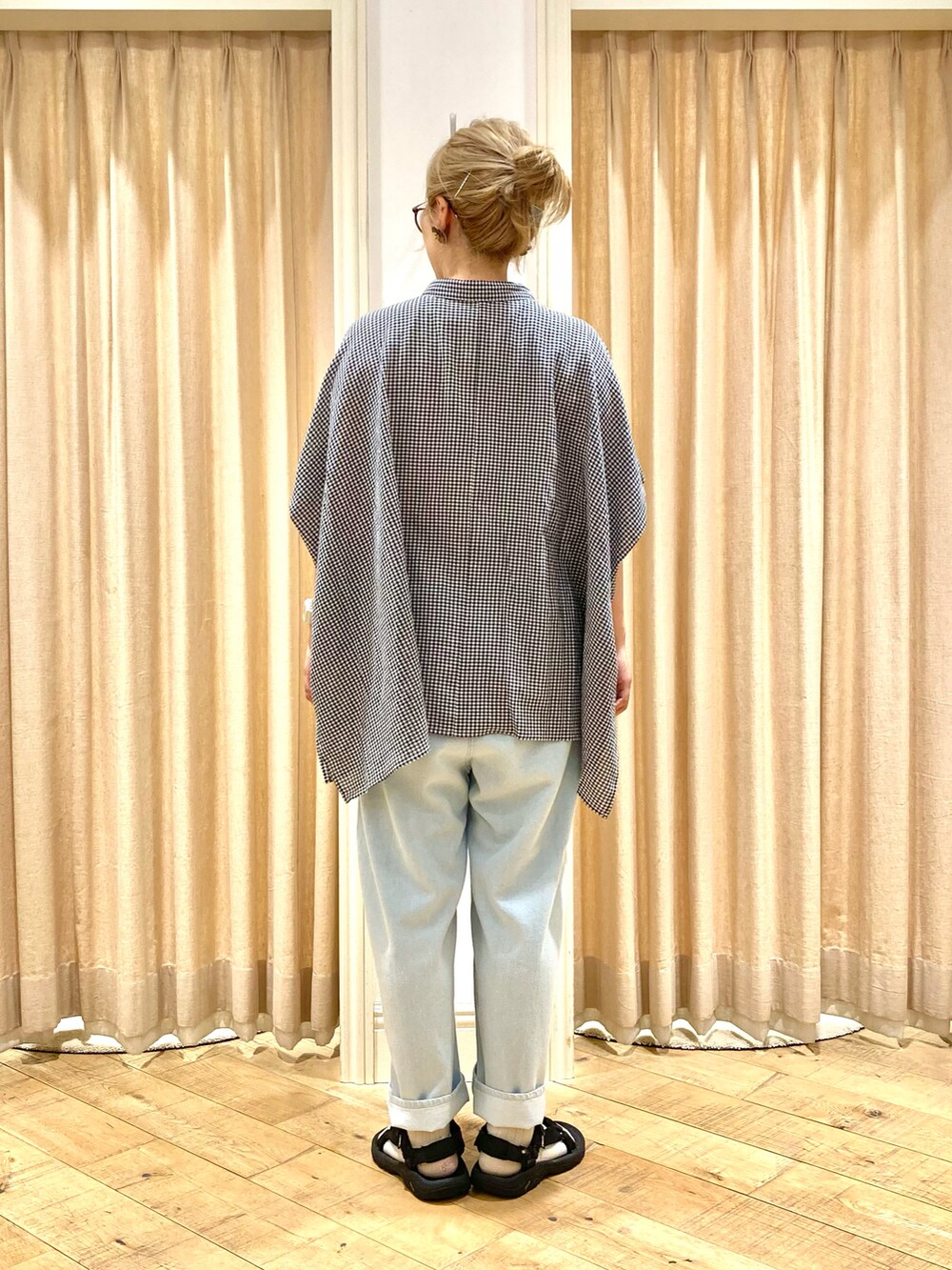 ブラック系のシャツ/ブラウス、ブルー系のその他パンツを着用したレディースの夏コーディネートの4枚目の写真