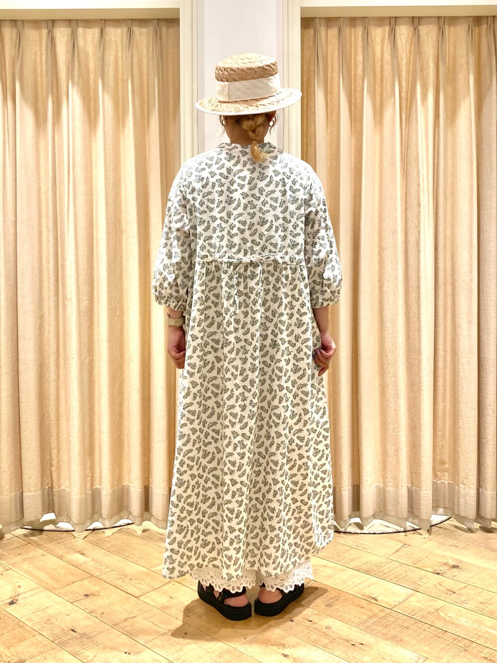 ホワイト系のワンピース、ホワイト系のノーカラージャケット、ホワイト系のハンドバッグを着用したレディースの夏コーディネートの5枚目の写真