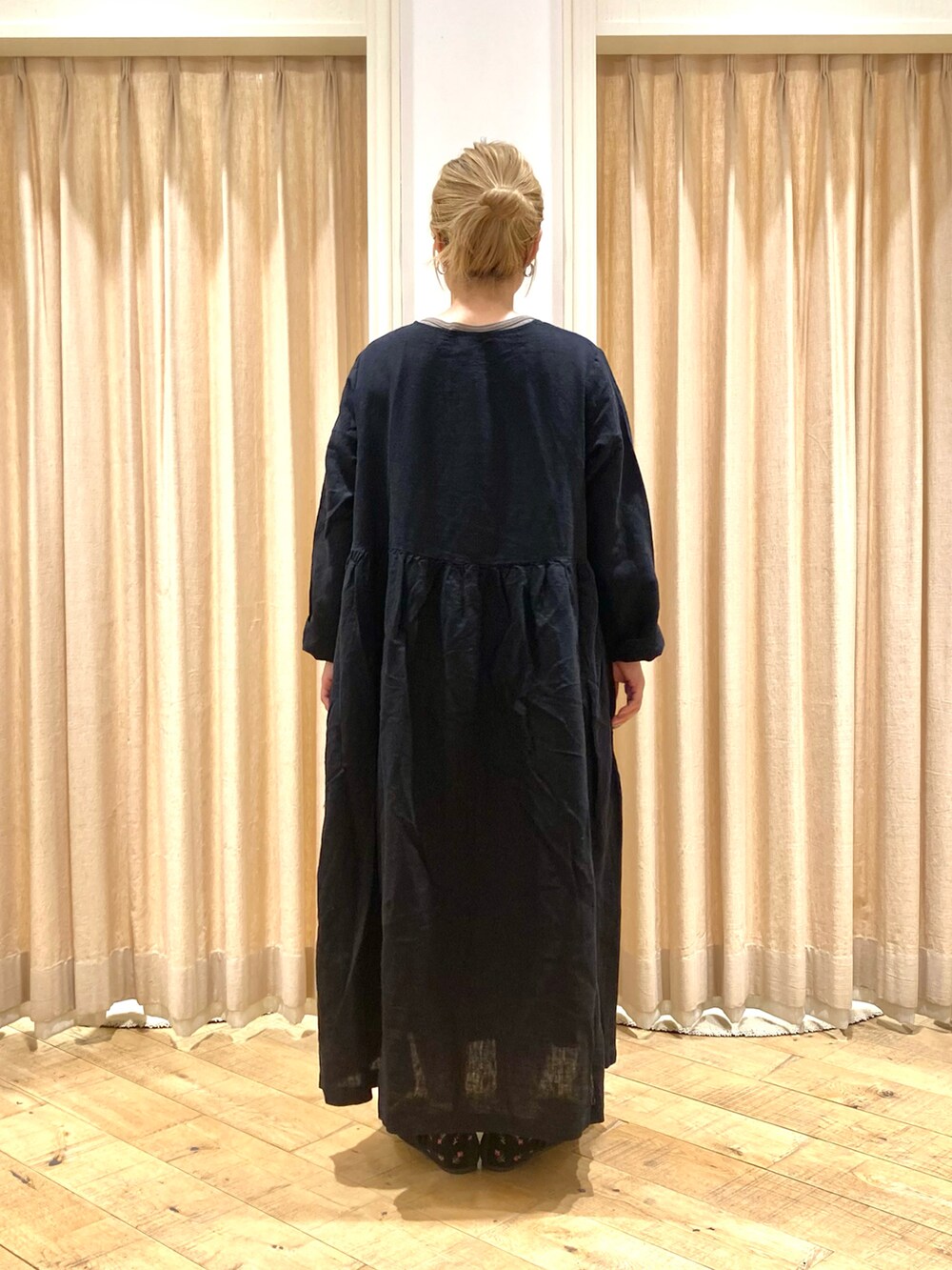 ブラック系のワンピース、ブラック系のドレスシューズを着用したレディースの夏コーディネートの4枚目の写真