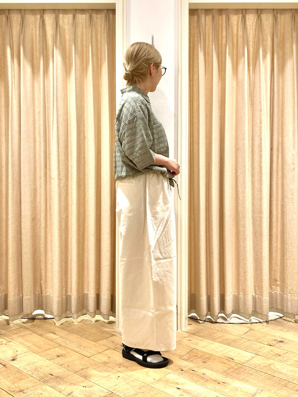 グリーン系のシャツ/ブラウス、ホワイト系のその他パンツを着用したレディースの夏コーディネートの4枚目の写真