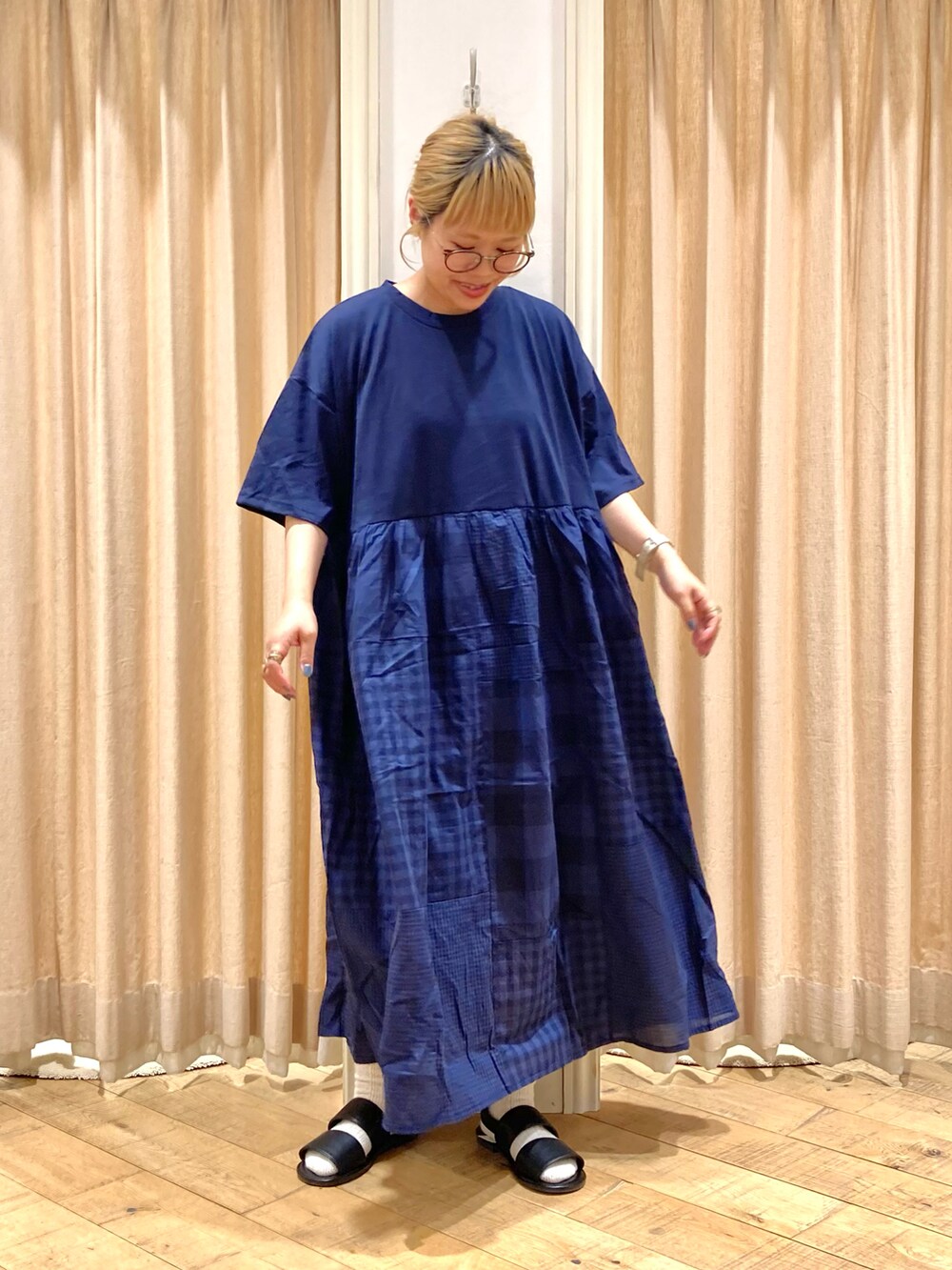 ブルー系のワンピース、ブラウン系のシャツ/ブラウス、ブラック系のサンダルを着用したレディースの夏コーディネートの3枚目の写真