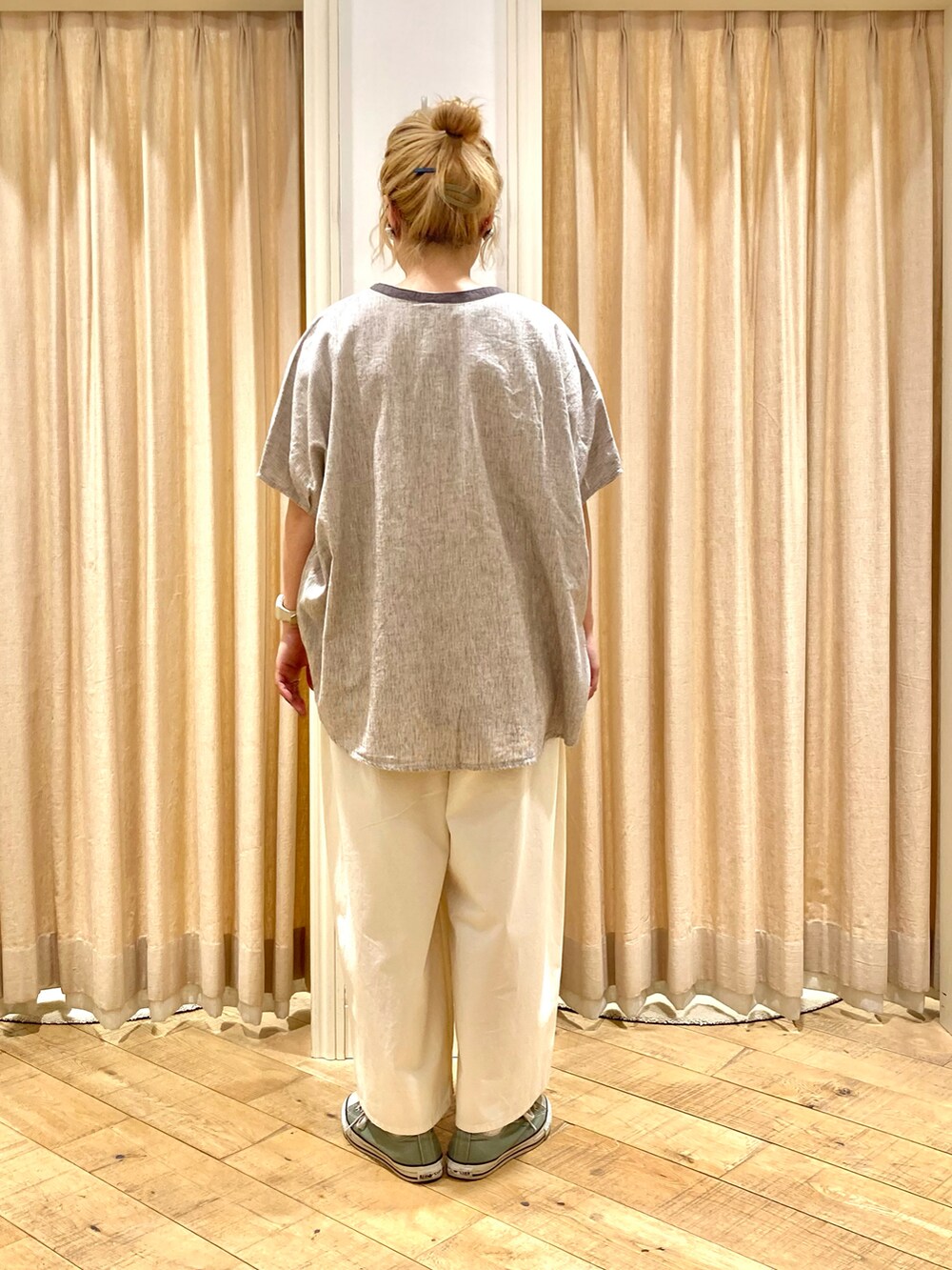 ブラウン系のシャツ/ブラウス、ホワイト系のTシャツ/カットソー、ホワイト系のその他パンツを着用したレディースの夏コーディネートの5枚目の写真