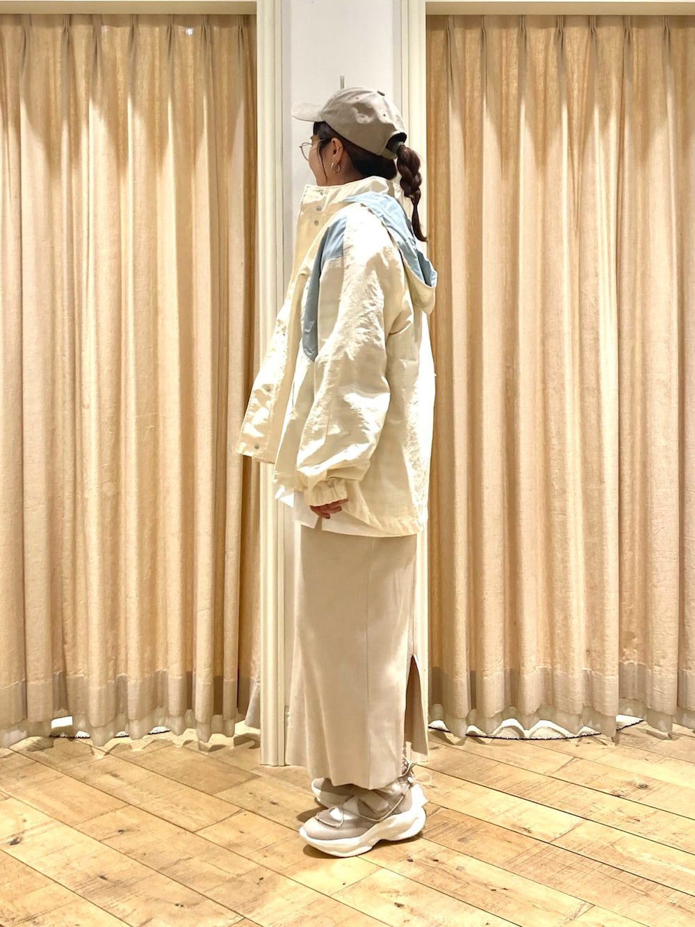 ホワイト系のブルゾン、グリーン系のTシャツ/カットソー、ベージュ系のスカートを着用したレディースの春コーディネートの2枚目の写真