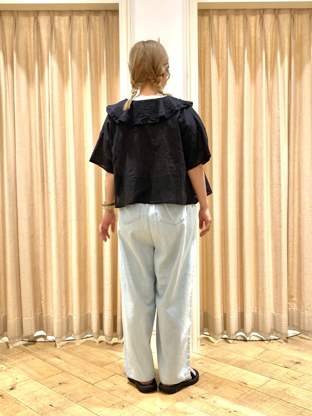 ホワイト系のTシャツ/カットソー、ブラック系のシャツ/ブラウス、ブルー系のその他パンツを着用したレディースの夏コーディネートの3枚目の写真
