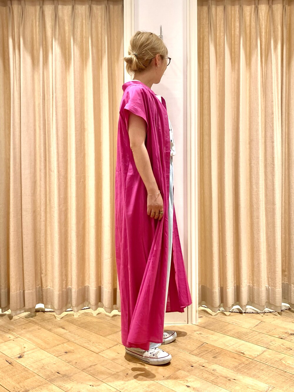 ピンク系のワンピース、ホワイト系のTシャツ/カットソー、ブルー系のその他パンツを着用したレディースの夏コーディネートの5枚目の写真