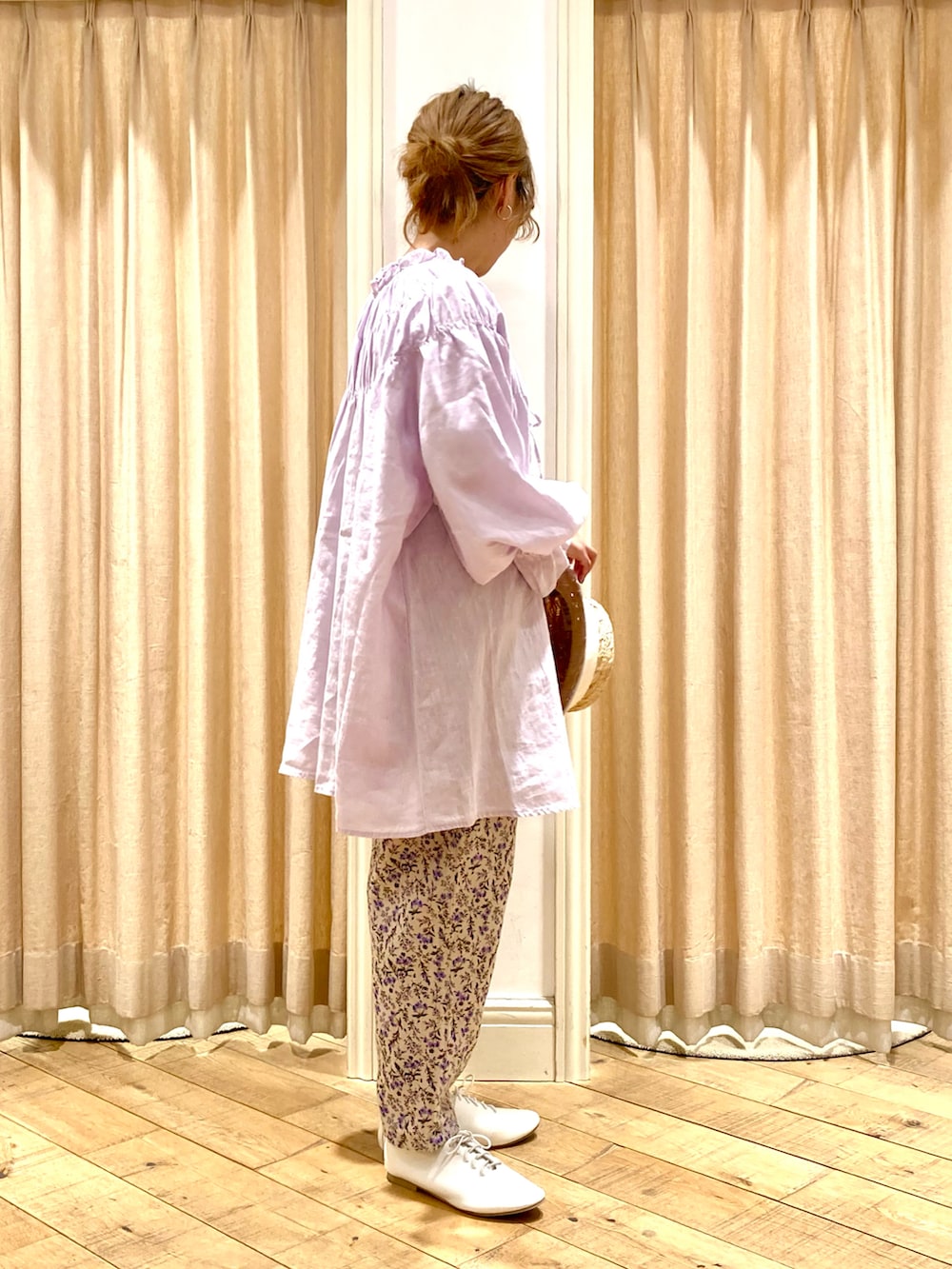 「Samansa Mos2、サマンサ モスモス(Samansa Mos2)、SM2、リネン、チュニック、小花柄パンツ、小花柄、ラベンダー、カンカン帽、春ファッション」｜「Samansa Mos2の【Water less Linen】前後2WAYギャザーチュニック（チュニック、パープル系）」を使った、muttyさん（レディース・152cm）の春コーディネートの5枚目の写真
