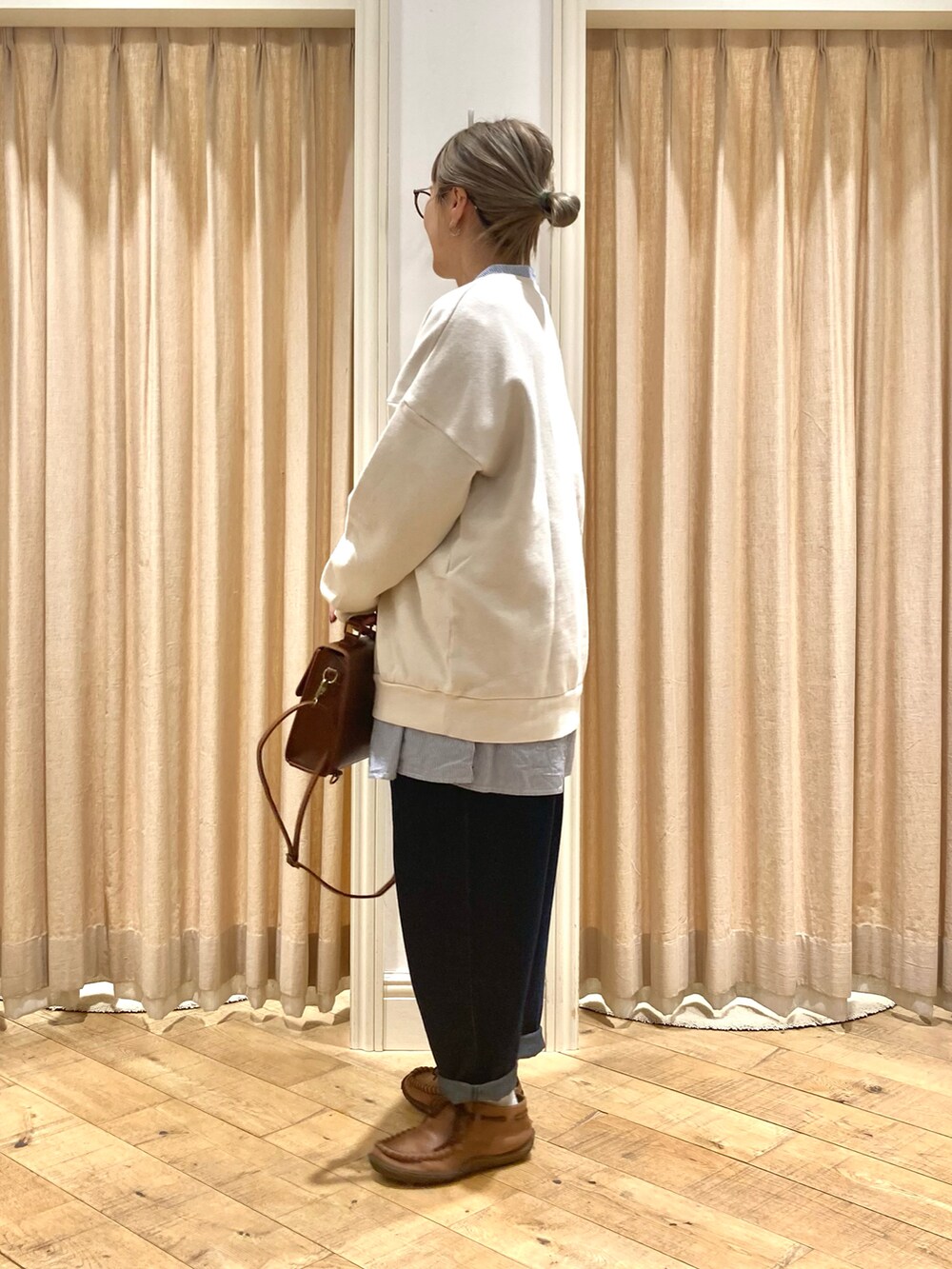 「Samansa Mos2、ロゴスウェット、ストライプシャツ、デニムパンツ、サッチェルバッグ」｜「Samansa Mos2のアイテム（シャツ/ブラウス、ブルー系）」を使った、muttyさん（レディース・152cm）の冬コーディネートの3枚目の写真