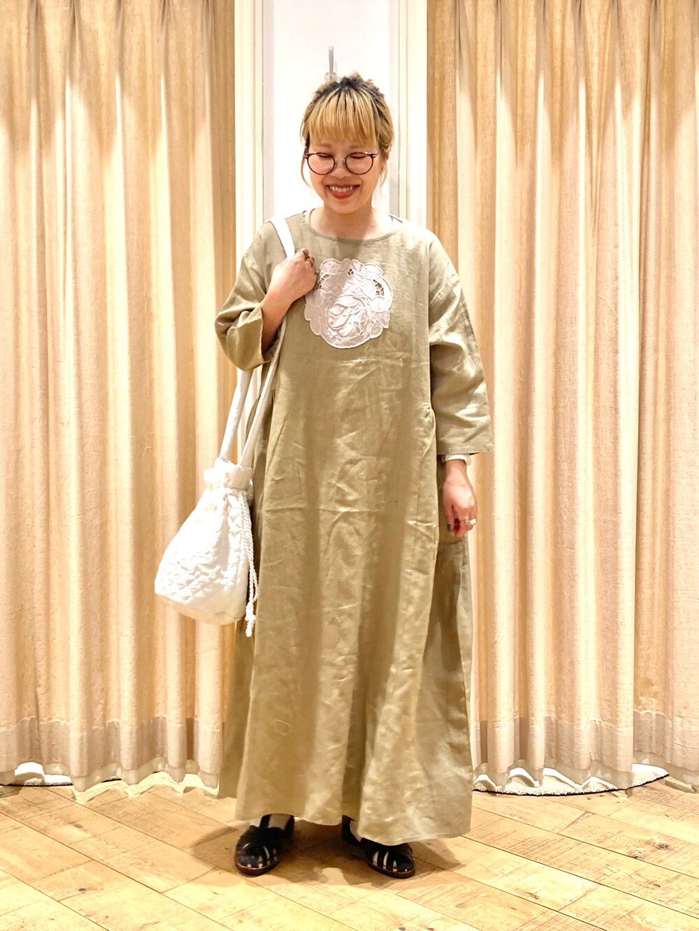 「TSUHARU by Samansa Mos2、ワンピース、リネン、リネンワンピース、ナチュラル、サンダル、巾着バッグ」｜「TSUHARU by Samansa Mos2のモノグラム刺繍パーツレースワンピース（ワンピース、イエロー系）」を使った、muttyさん（レディース・152cm）の夏コーディネートの2枚目の写真