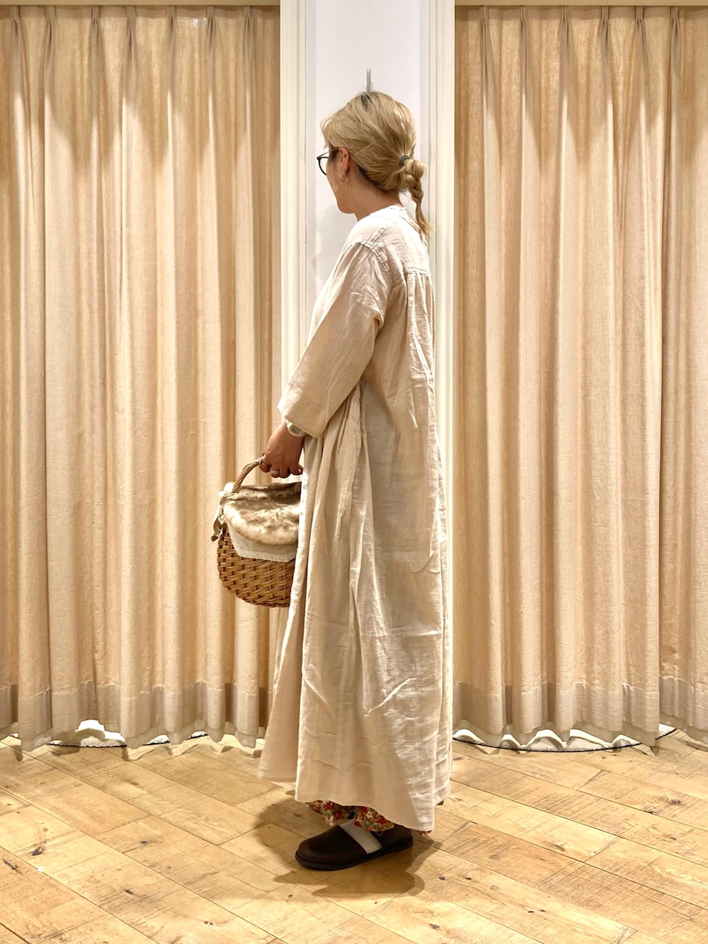 ホワイト系のワンピース、レッド系のスカート、ブラウン系のバッグを着用したレディースの夏コーディネートの3枚目の写真