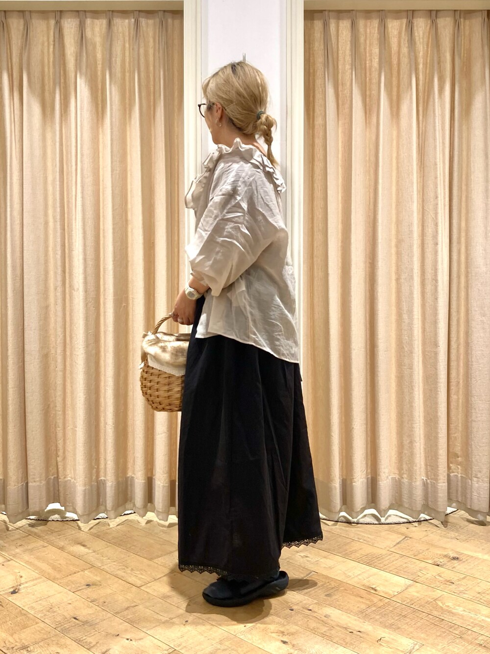 ブラック系のワンピース、ベージュ系のシャツ/ブラウス、ベージュ系のバッグを着用したレディースの秋コーディネートの4枚目の写真