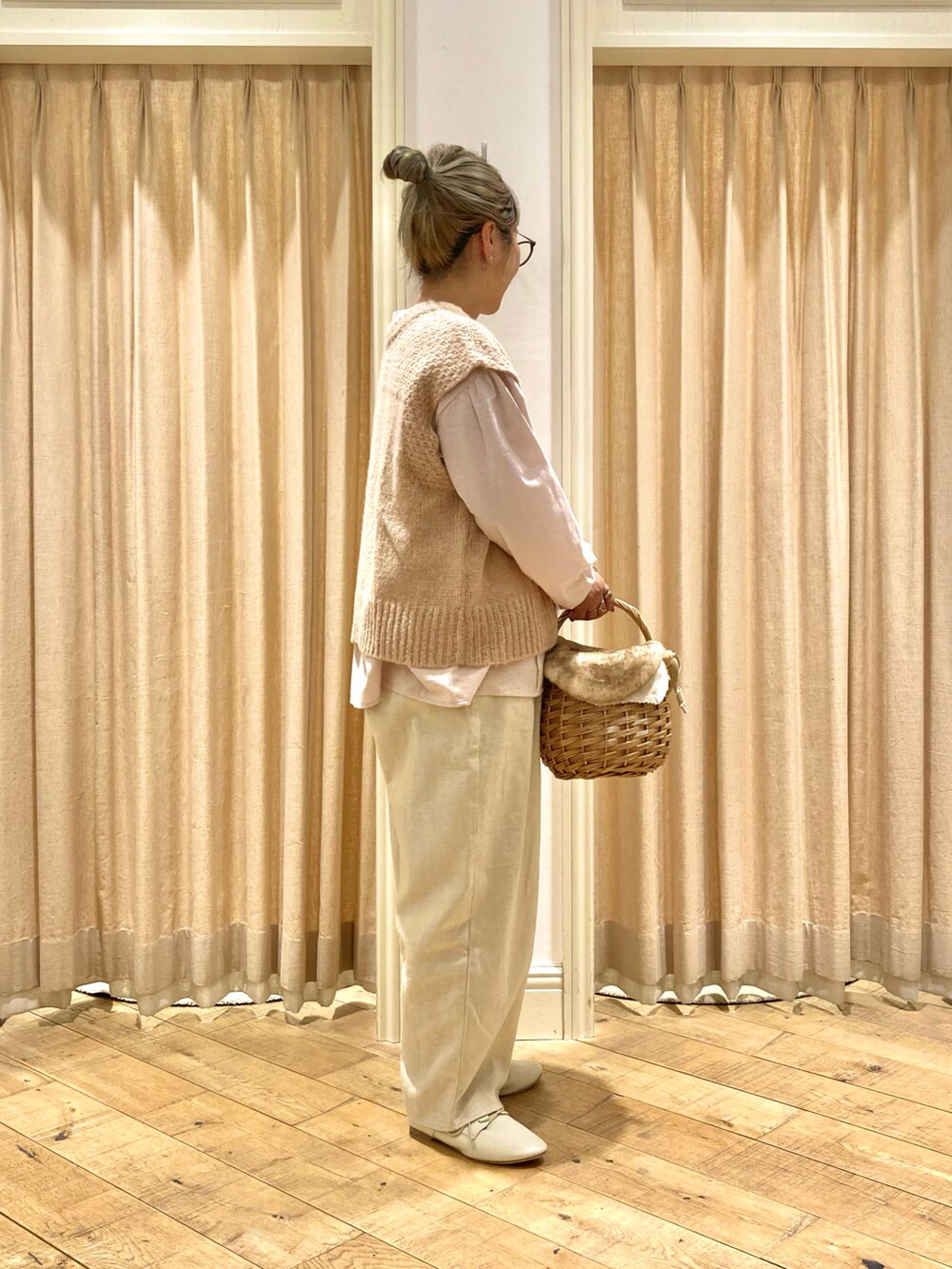 「Samansa Mos2、レースブラウス、ニットベスト、白パンツ、かごバッグ、レースアップシューズ」｜「Samansa Mos2のレース切替ブラウス（シャツ/ブラウス、ピンク系）」を使った、muttyさん（レディース・152cm）の冬コーディネートの5枚目の写真