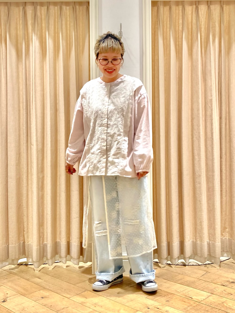 「Samansa Mos2、レースブラウス、クラッシュデニム、デニムパンツ、ラップスカート、巻きスカート」｜「Samansa Mos2のレース切替ブラウス（シャツ/ブラウス、ピンク系）」を使った、muttyさん（レディース・152cm）の冬コーディネートの2枚目の写真