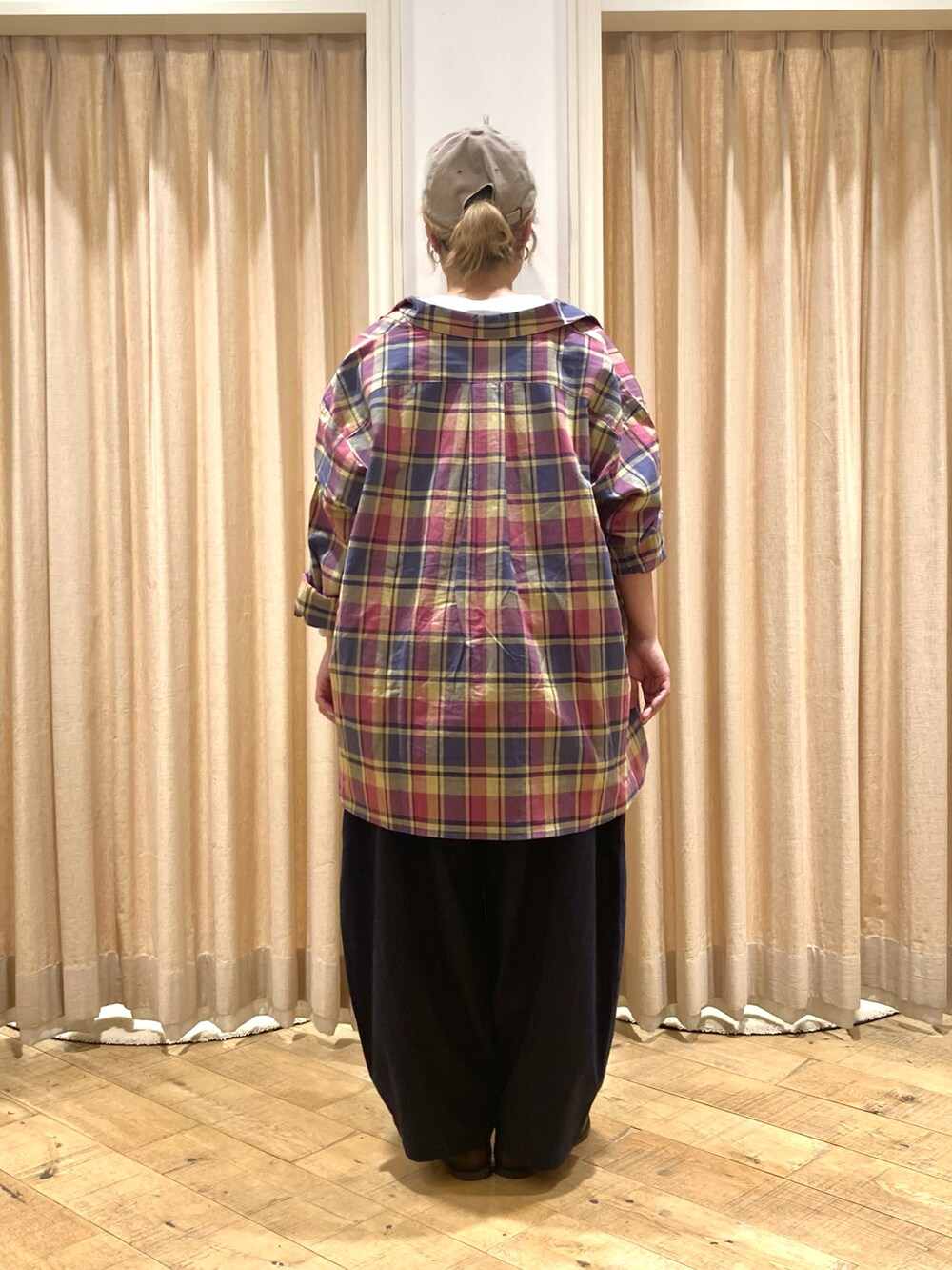 レッド系のシャツ/ブラウス、ブルー系のその他パンツ、ホワイト系のTシャツ/カットソーを着用したレディースの秋コーディネートの4枚目の写真
