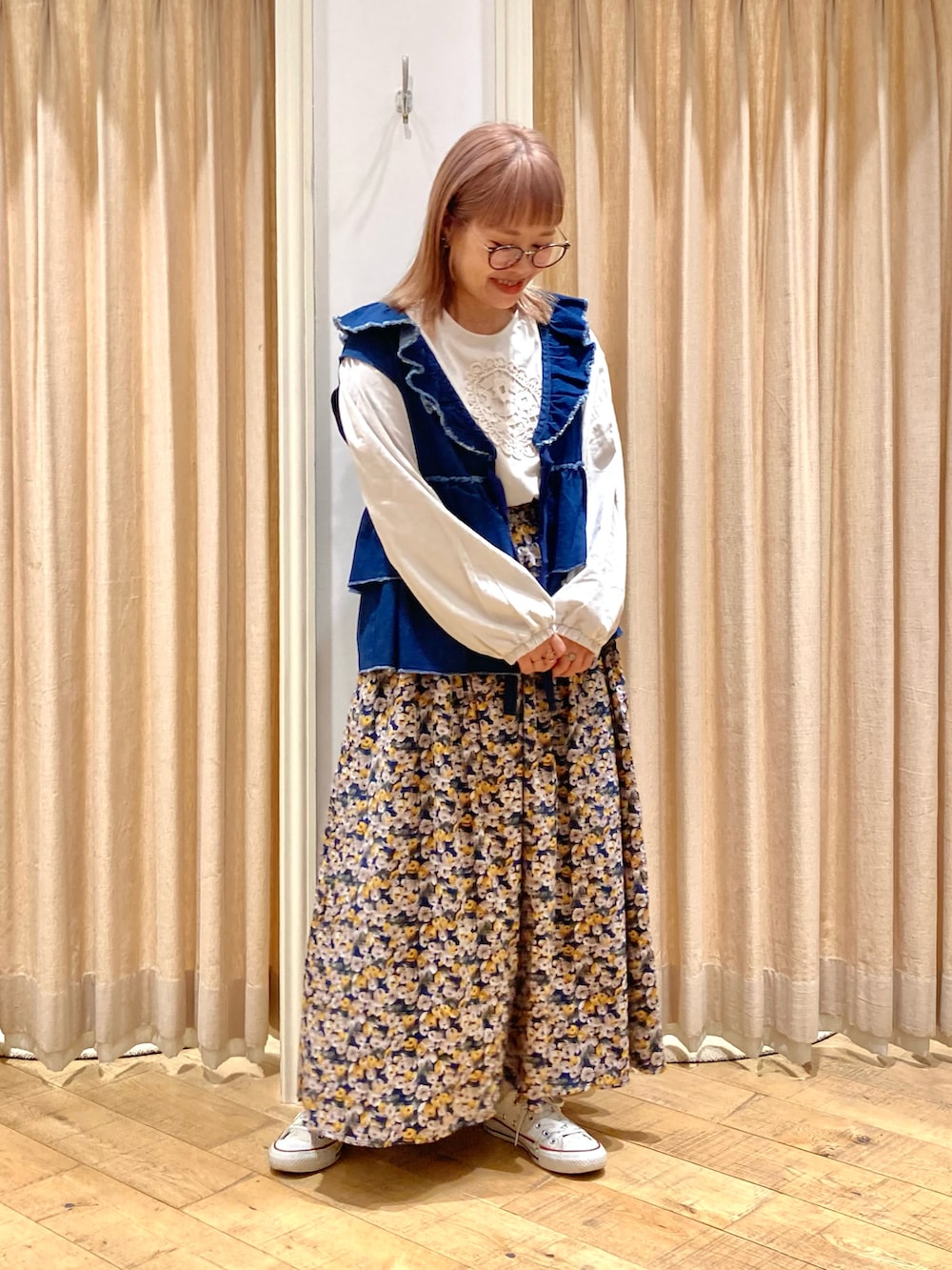 「Samansa Mos2、モチーフレース、デニムベスト、フリルベスト、小花柄スカート、小花柄」｜「Samansa Mos2のアイテム（Tシャツ/カットソー、ベージュ系）」を使った、muttyさん（レディース・152cm）の秋コーディネートの2枚目の写真