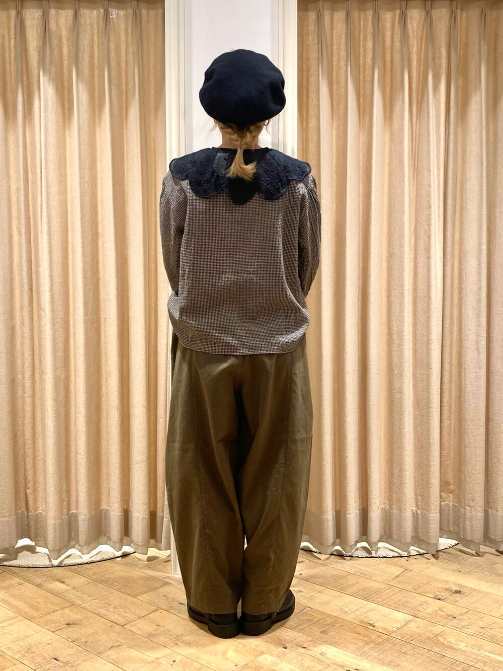 「Samansa Mos2、つけ襟、ゆるパンツ、ベレー帽」｜「Samansa Mos2のメッシュ刺繍襟取り外しブラウス（シャツ/ブラウス、ブラック系）」を使った、muttyさん（レディース・152cm）の秋コーディネートの3枚目の写真