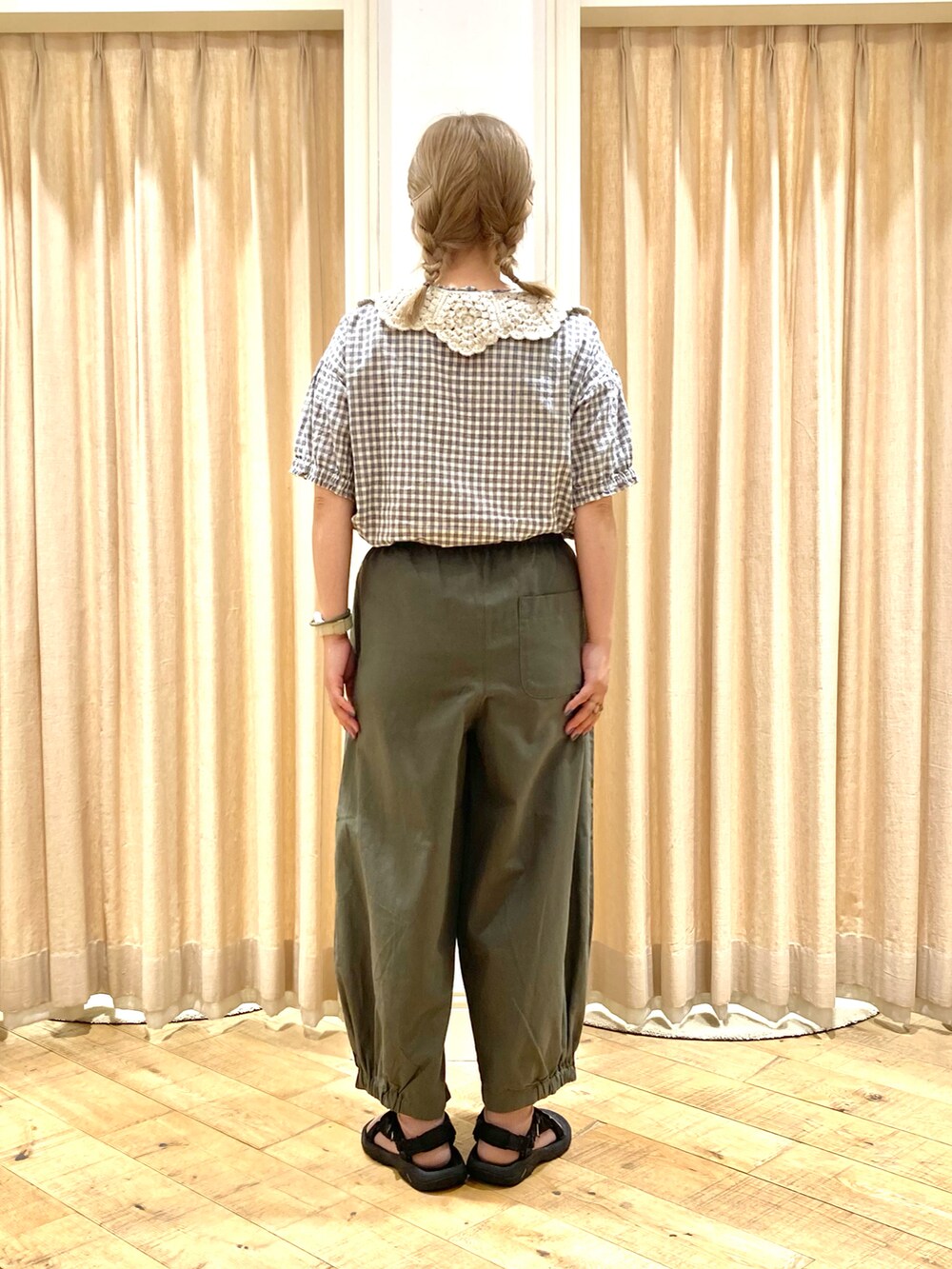 ブラック系のシャツ/ブラウス、グリーン系のその他パンツを着用したレディースの夏コーディネートの5枚目の写真