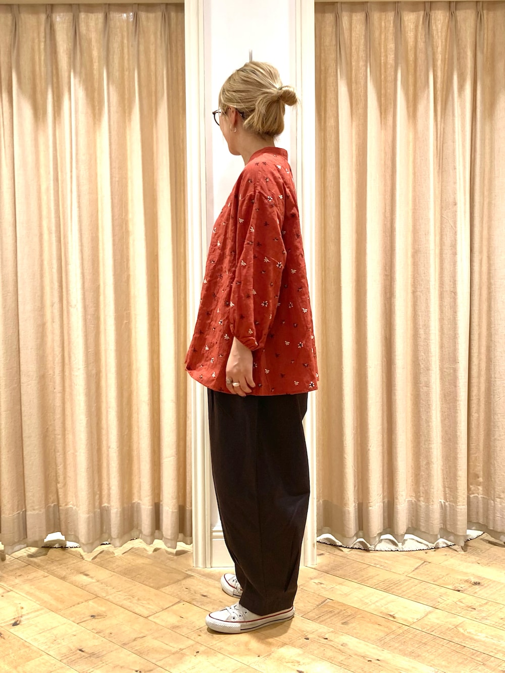 ブラウン系のシャツ/ブラウス、グレー系のその他パンツを着用したレディースの夏コーディネートの3枚目の写真