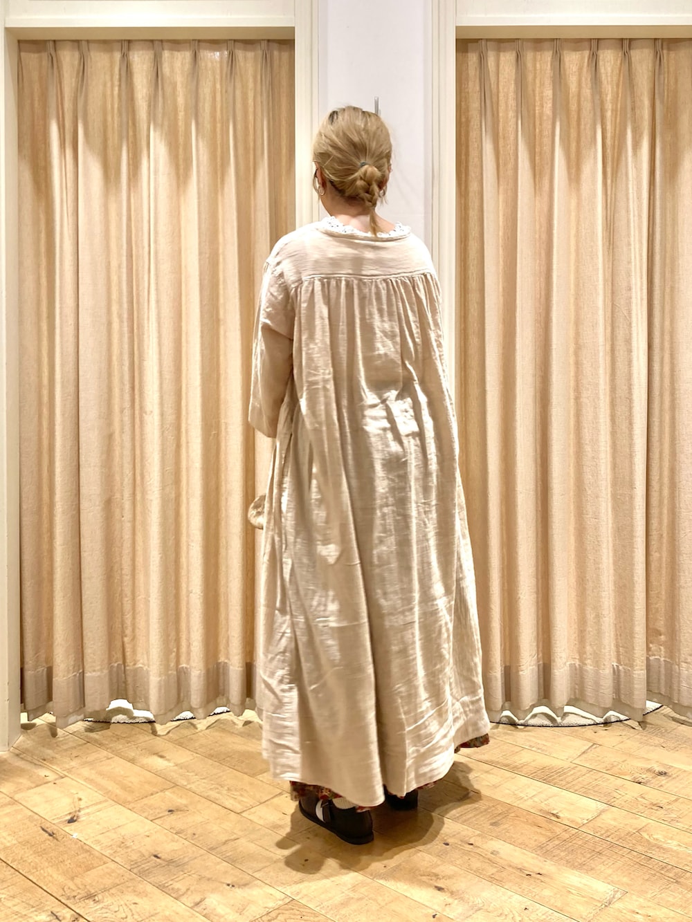 ホワイト系のワンピース、レッド系のスカート、ブラウン系のバッグを着用したレディースの夏コーディネートの4枚目の写真