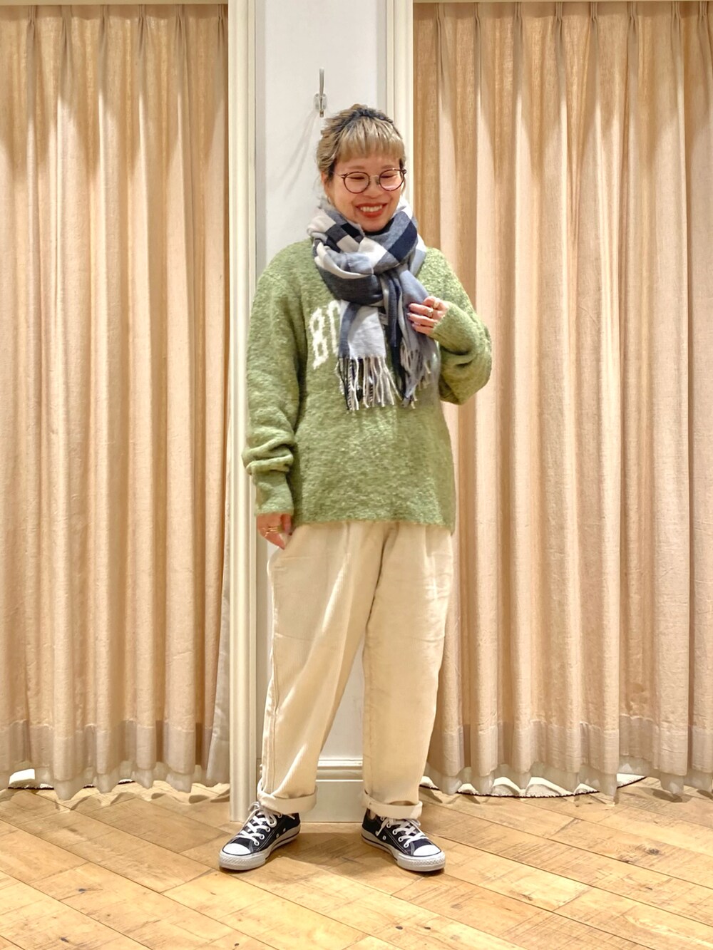 ベージュ系のその他アウター、グリーン系のニット/セーター、ホワイト系のその他パンツを着用したレディースの冬コーディネートの3枚目の写真