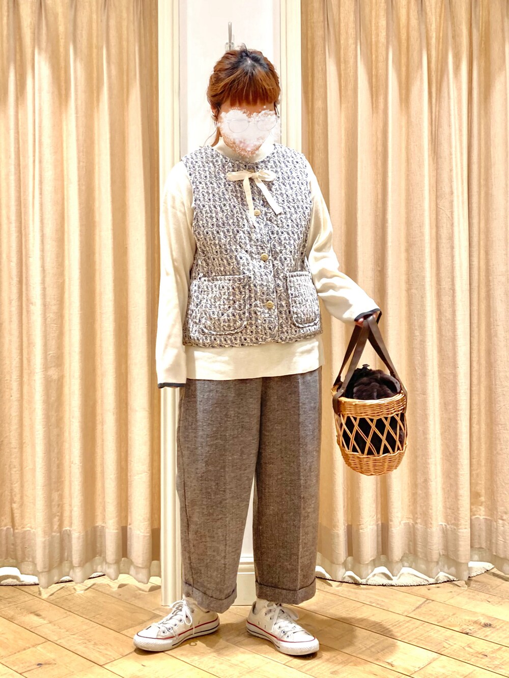 ホワイト系のニット/セーター、ホワイト系のベスト、グレー系のその他パンツを着用したレディースの冬コーディネートの2枚目の写真